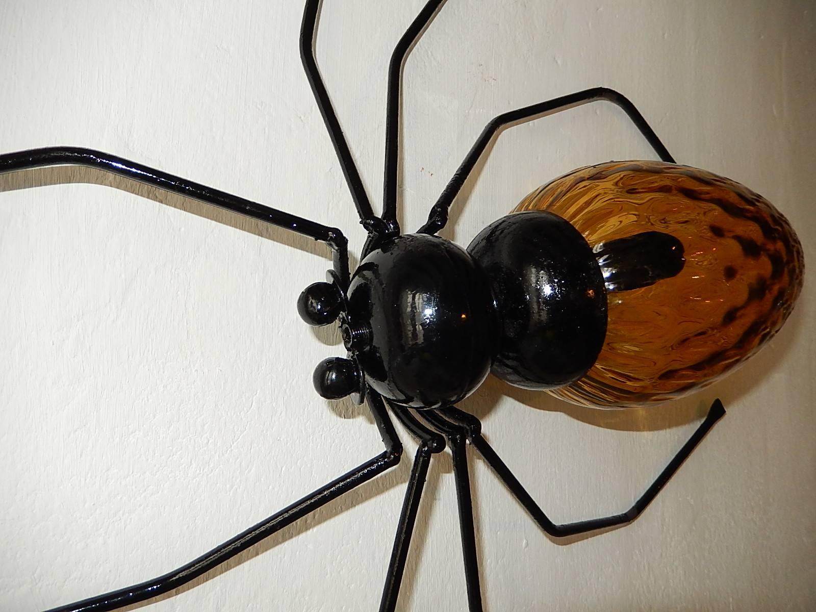 Midcentury Italian Brutalist Spider Amber Glass Body Sconce In Good Condition For Sale In Modena (MO), Modena (Mo)