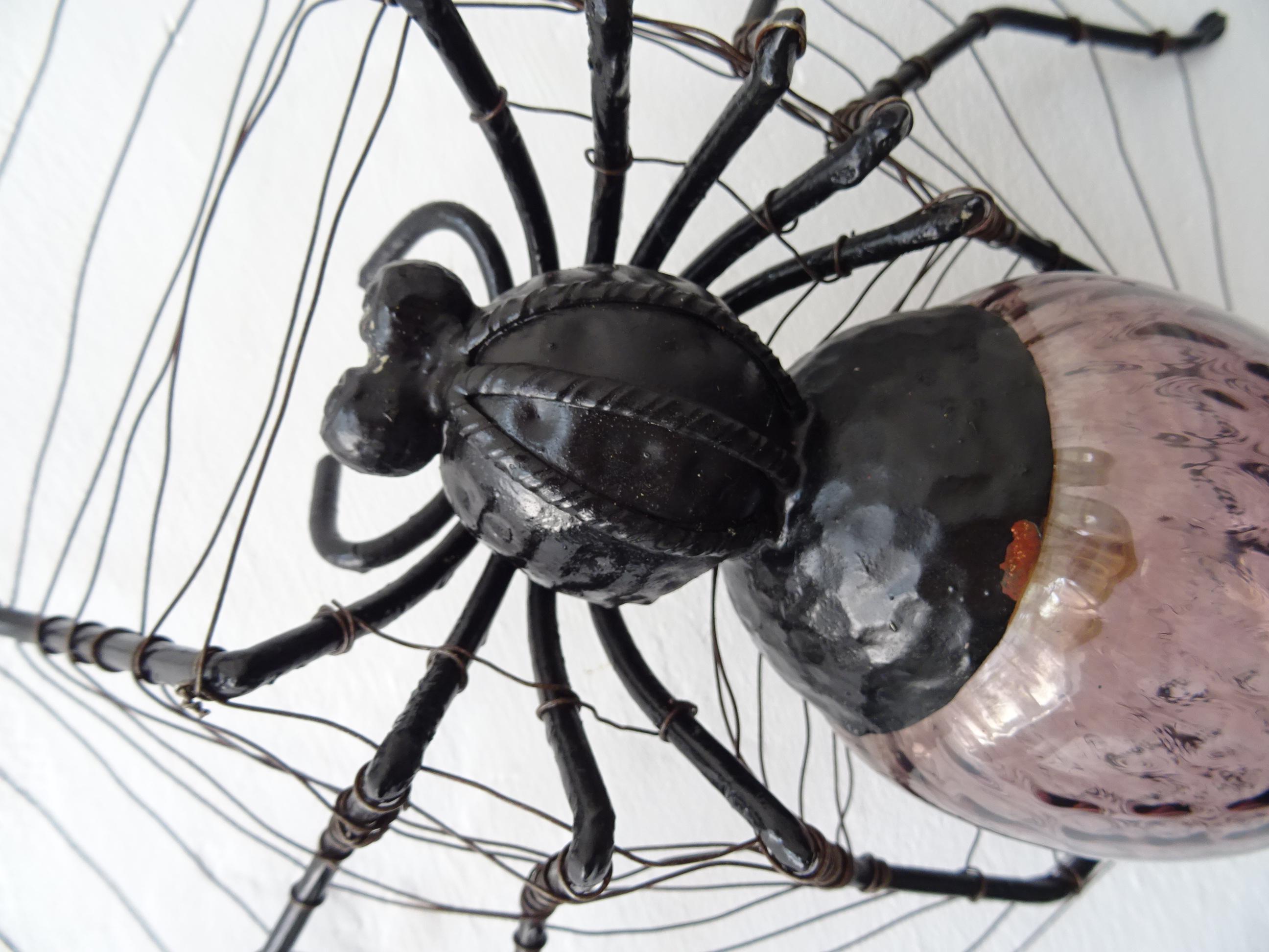 Brutalista italiano de mediados de siglo Araña amatista Cuerpo de cristal de Murano Lámpara con telaraña en venta 3