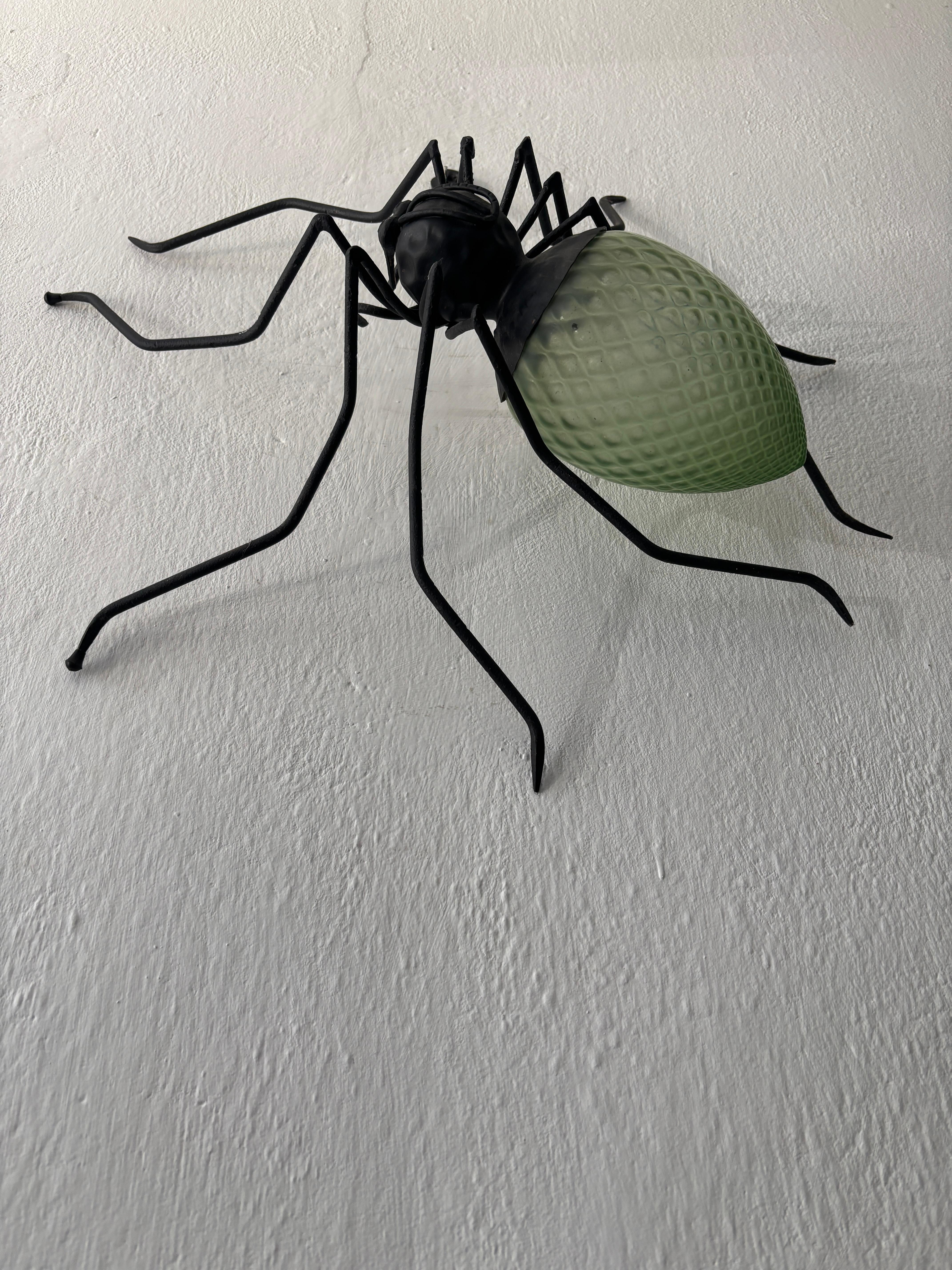 Boîtier d'une lumière. Il sera recâblé avec des prises certifiées UL US pour les États-Unis et des prises appropriées pour tous les autres pays et prêt à être suspendu. Corps en fer forgé avec corps en verre de Murano vert rare et détaillé.  Un