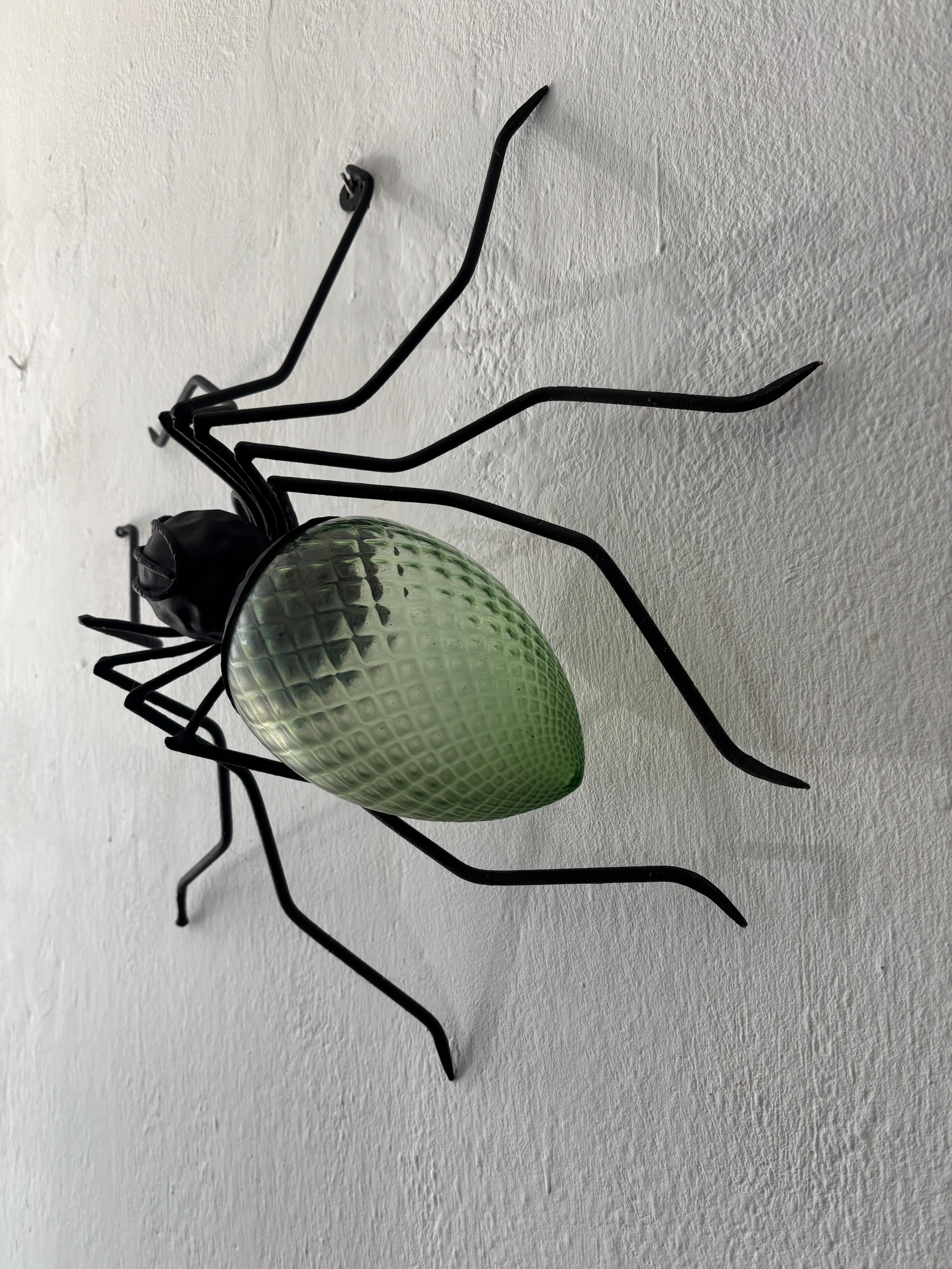 Brutalisme Applique italienne brutaliste du milieu du siècle dernier avec détails en forme d'araignée en verre vert rare en vente