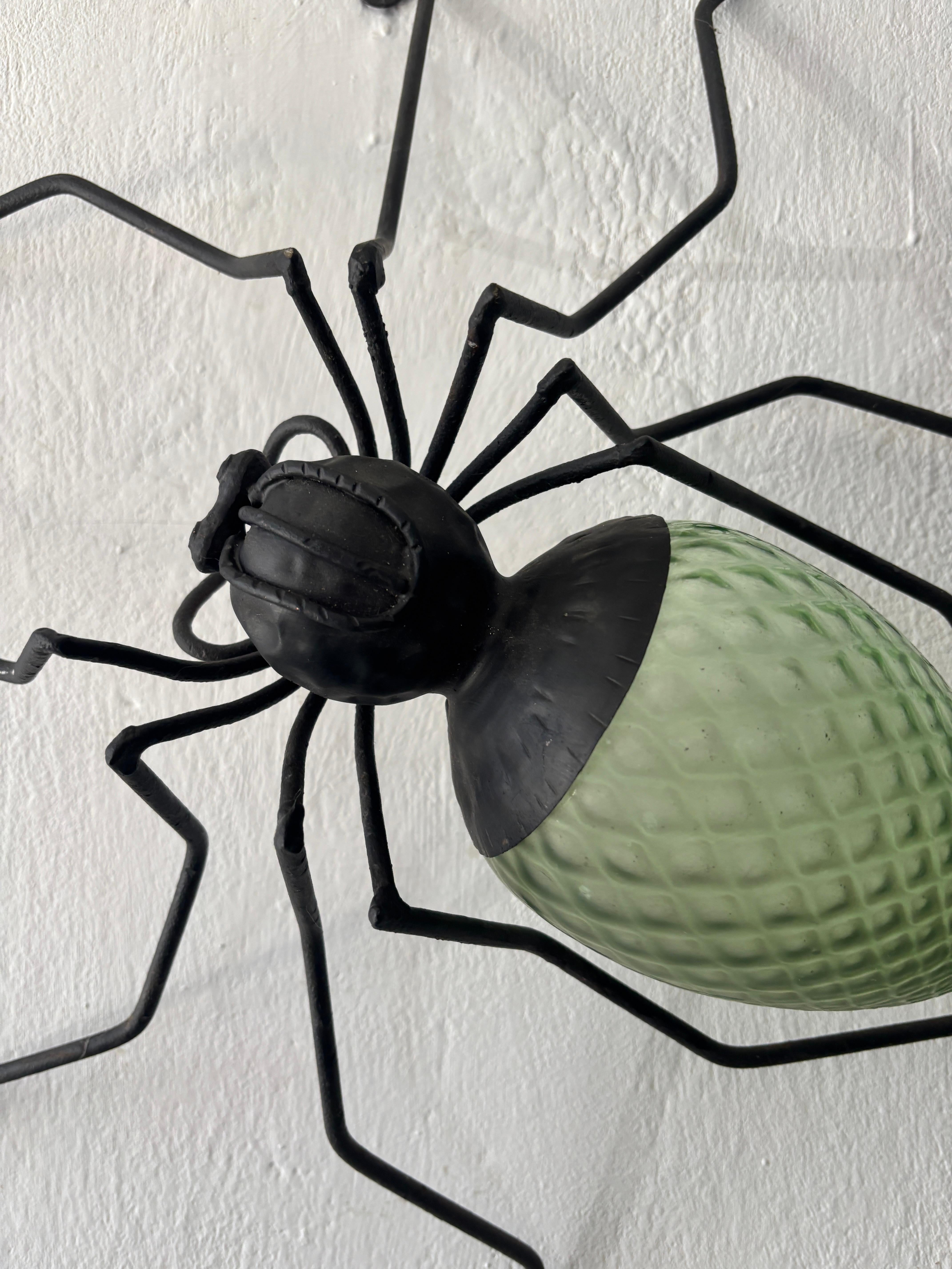 Applique italienne brutaliste du milieu du siècle dernier avec détails en forme d'araignée en verre vert rare Bon état - En vente à Firenze, Toscana
