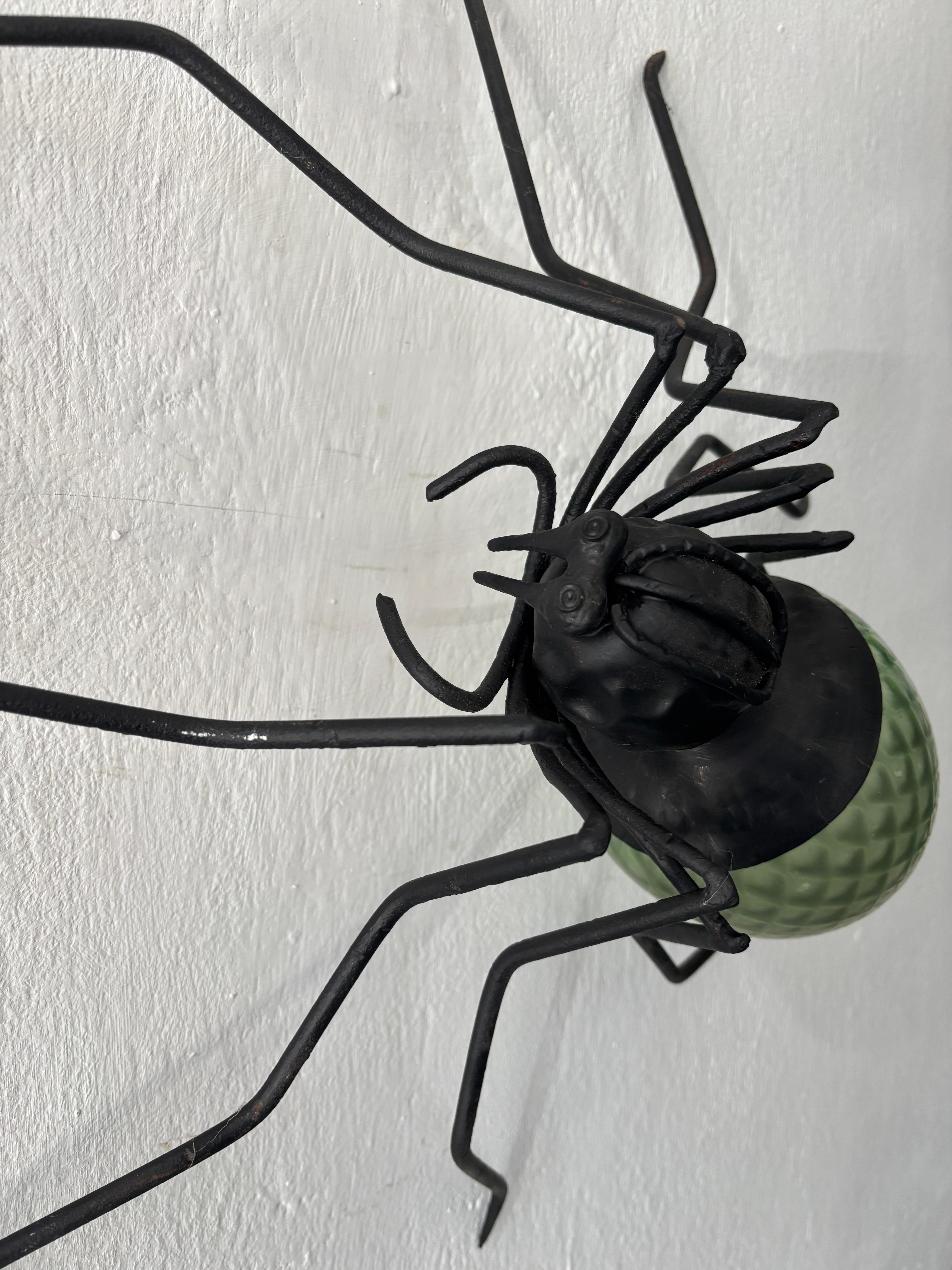 Milieu du XXe siècle Applique italienne brutaliste du milieu du siècle dernier avec détails en forme d'araignée en verre vert rare en vente