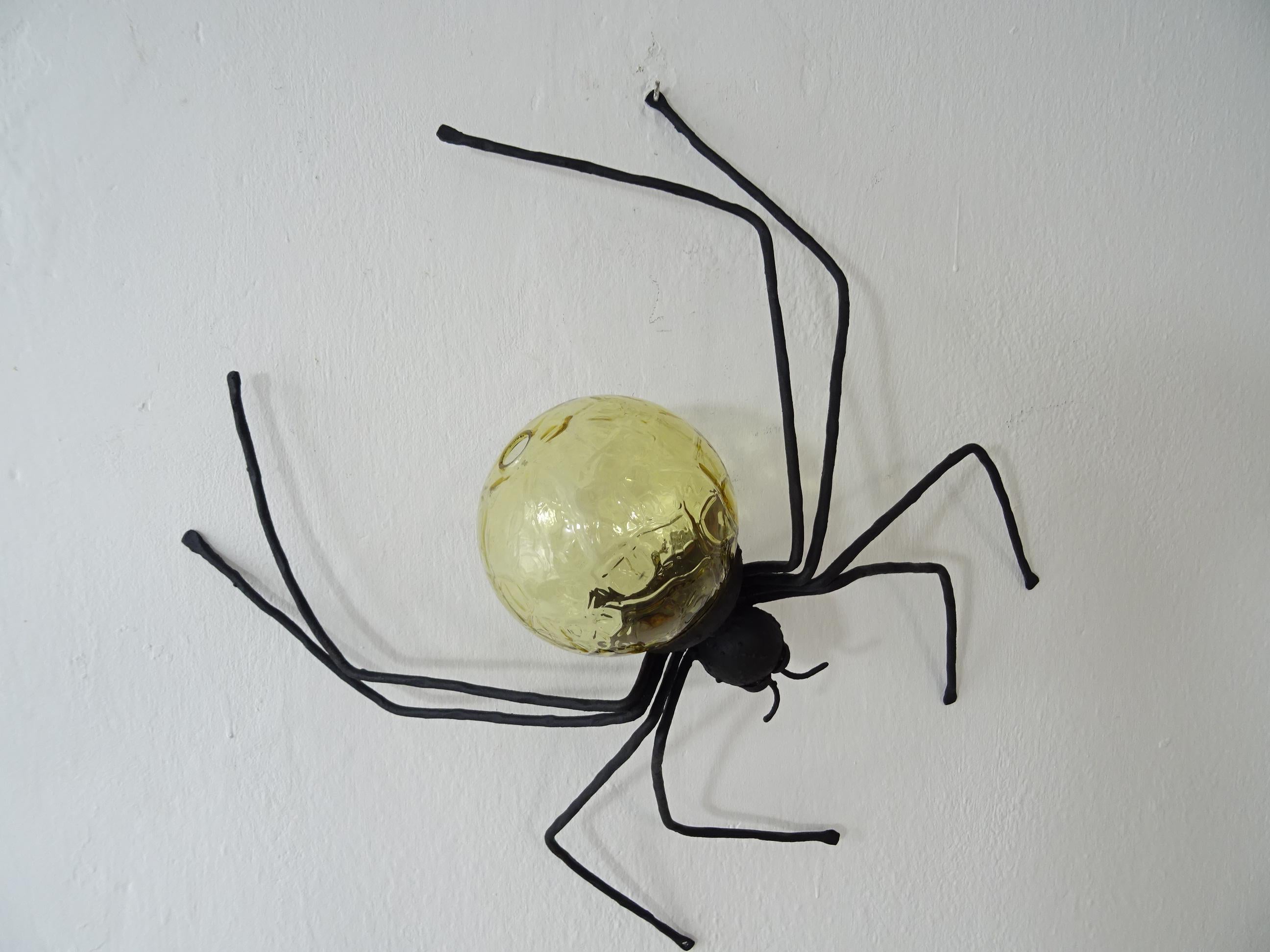 Midcentury Italian Brutalist Spider Detailed Yellow Glass Body Sconce In Good Condition For Sale In Firenze, Toscana