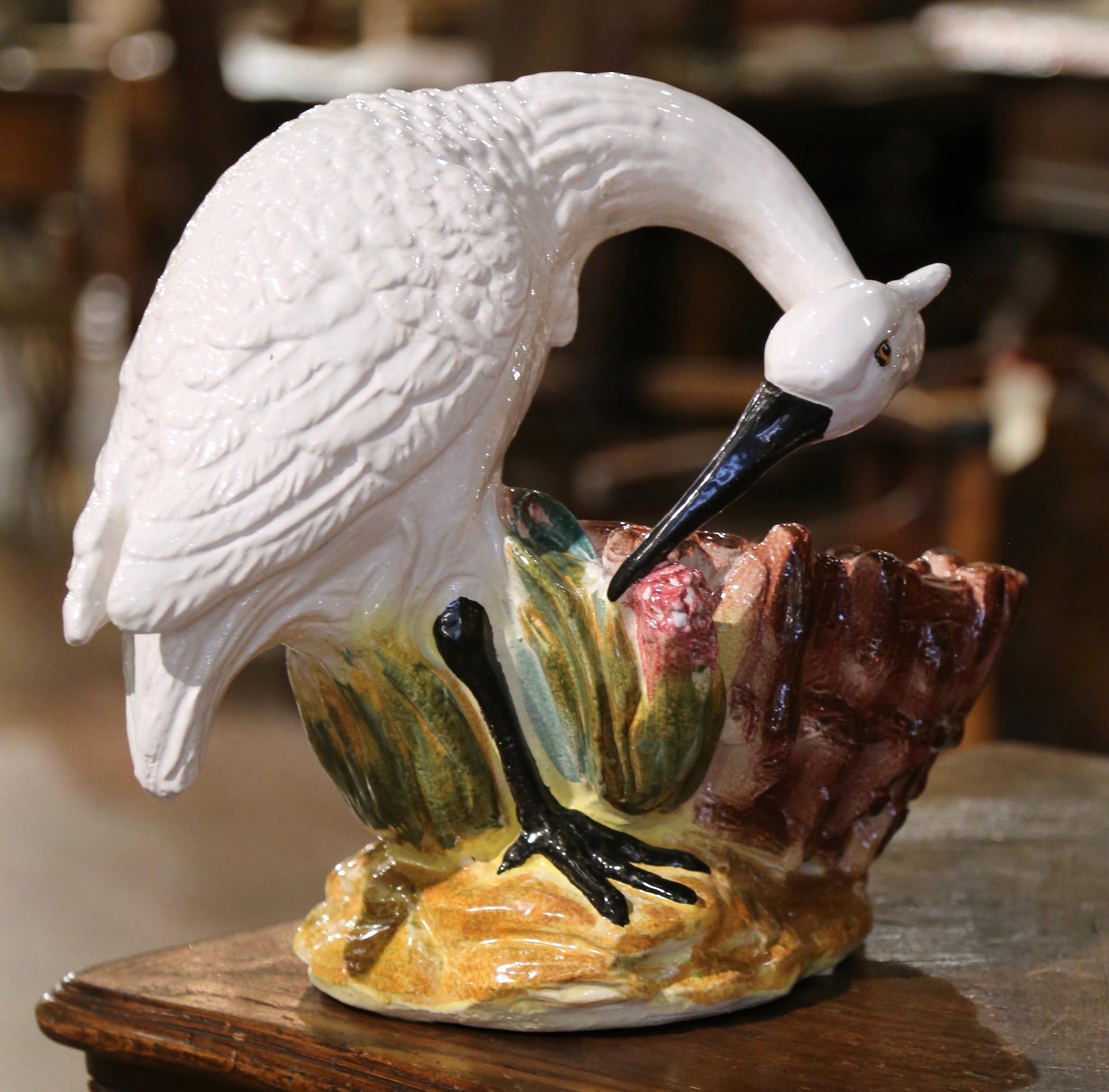 Midcentury Italian Carved Gemalt Keramik Pflanzer Zusammensetzung mit Swan Decor im Angebot 1