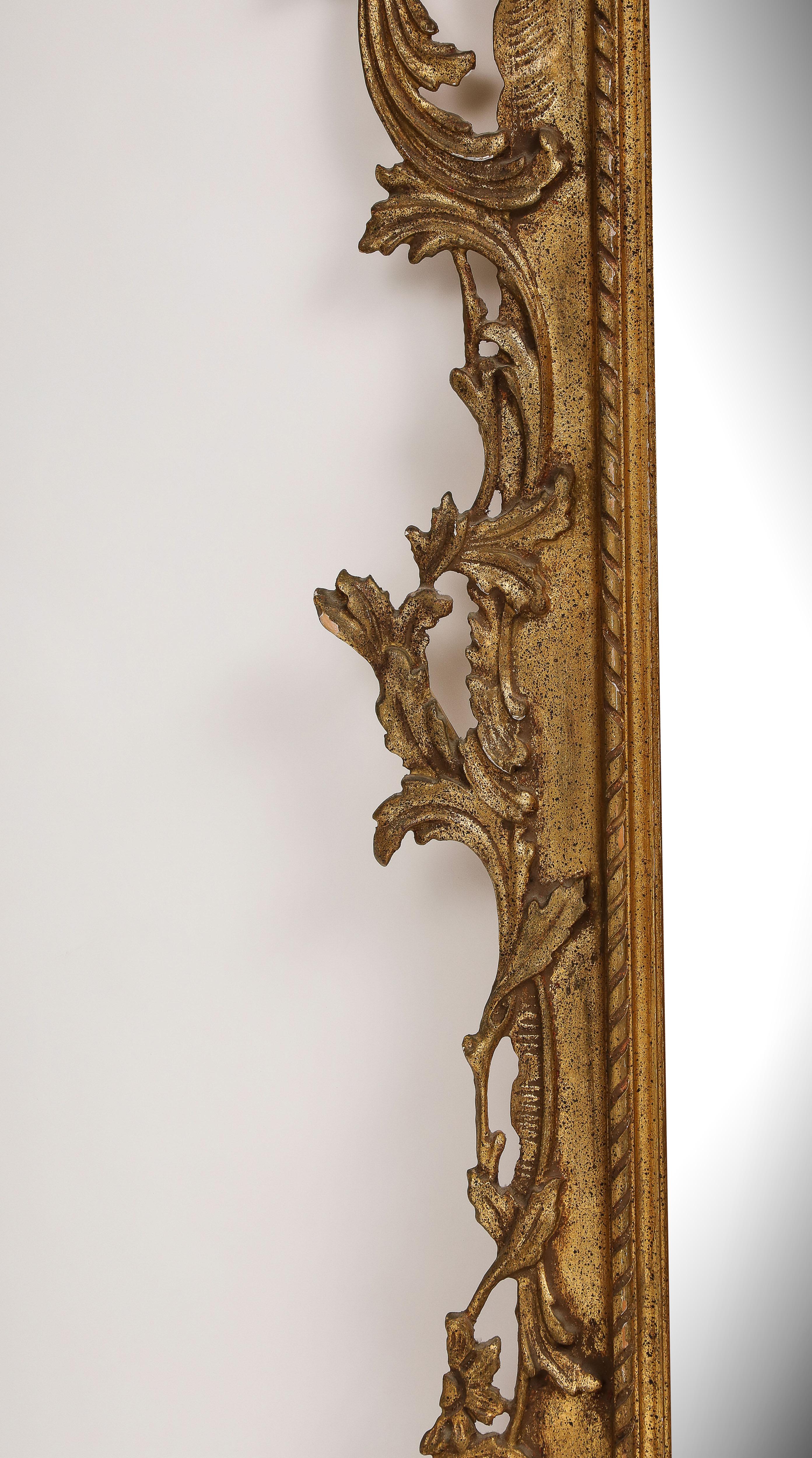 Miroir en bois doré sculpté de style rococo italien du milieu du siècle  en vente 4