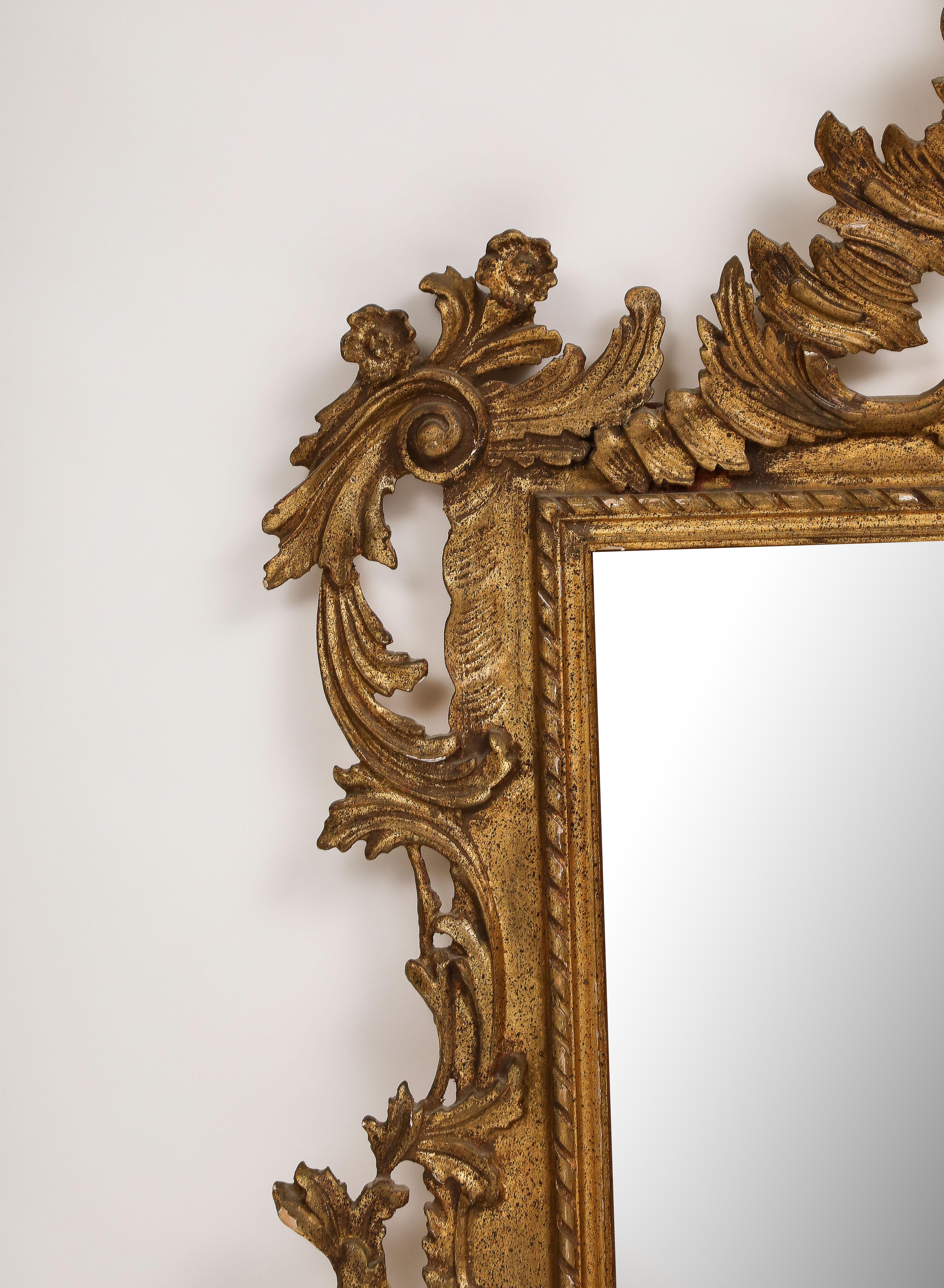 Miroir en bois doré sculpté de style rococo italien du milieu du siècle  en vente 5