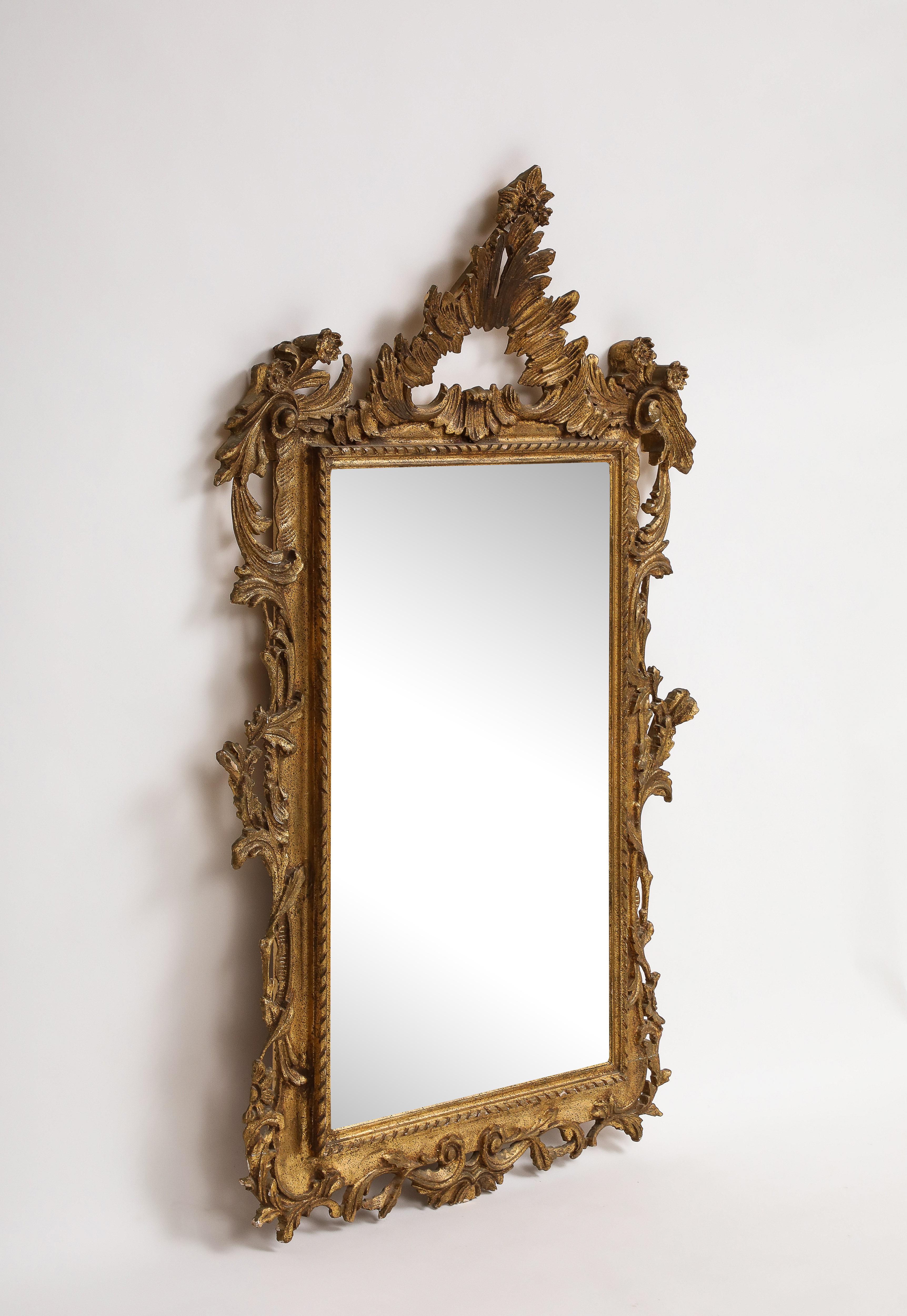 Rococo Miroir en bois doré sculpté de style rococo italien du milieu du siècle  en vente