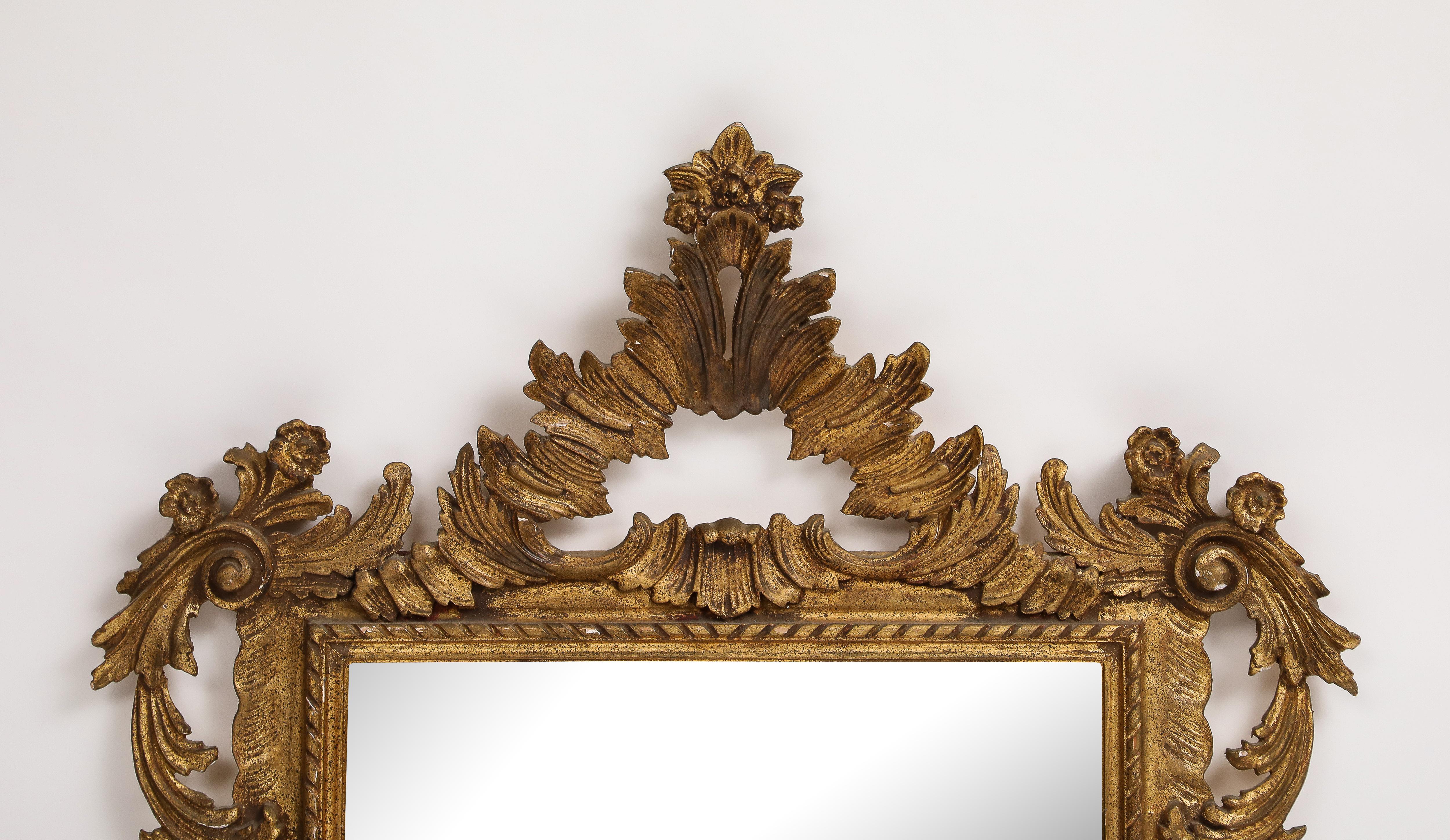 20ième siècle Miroir en bois doré sculpté de style rococo italien du milieu du siècle  en vente