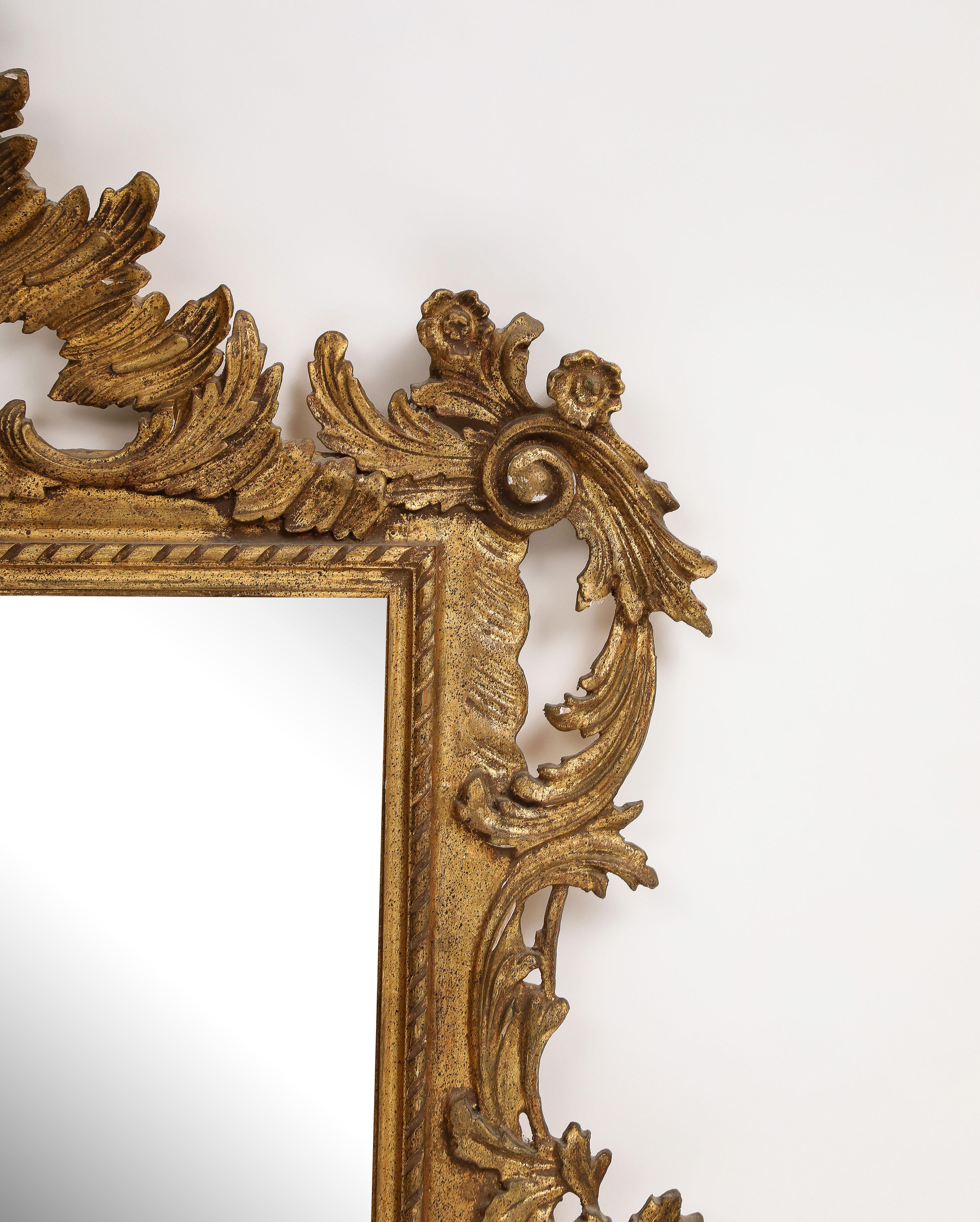 Bois doré Miroir en bois doré sculpté de style rococo italien du milieu du siècle  en vente