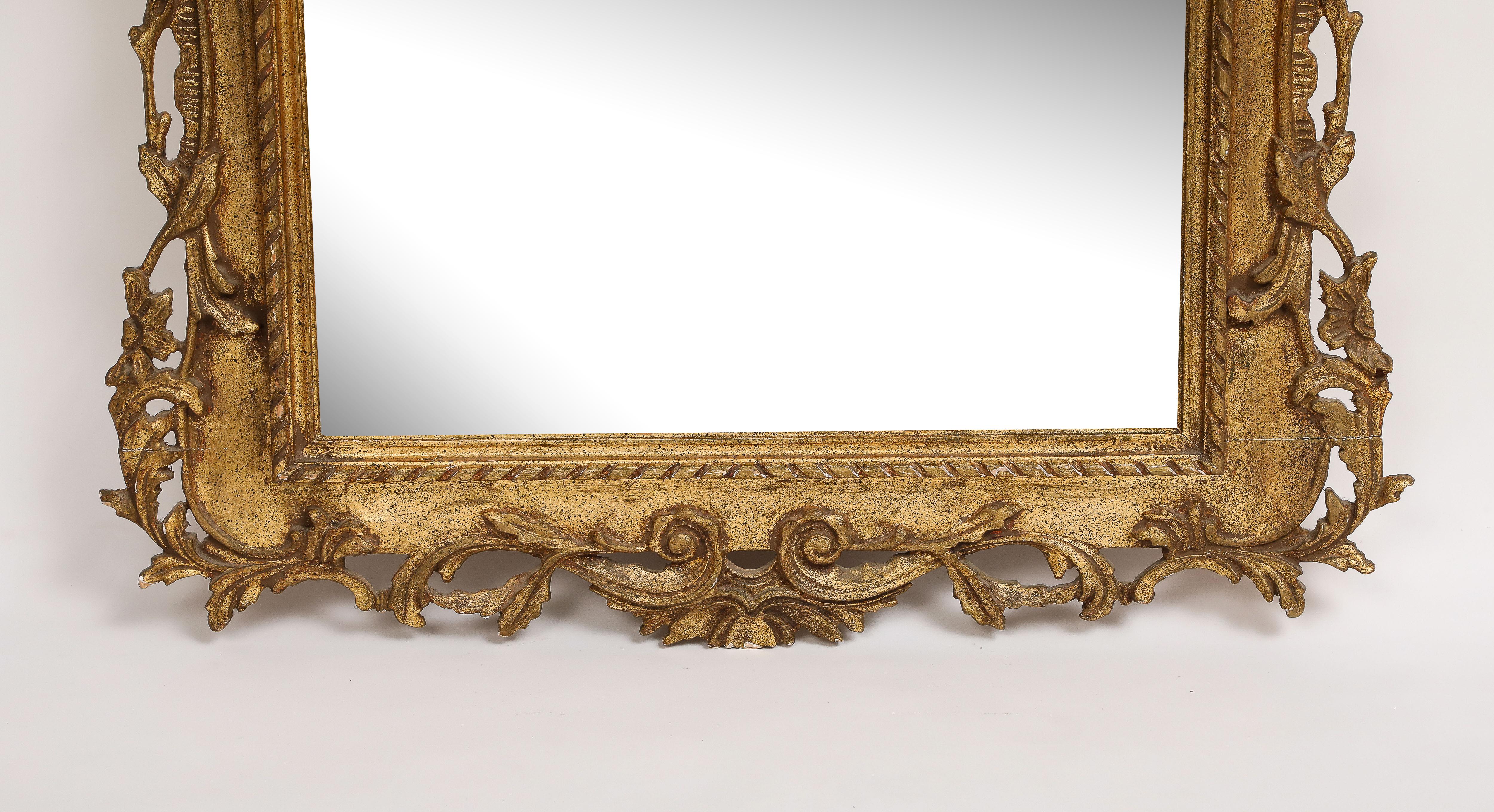 Miroir en bois doré sculpté de style rococo italien du milieu du siècle  en vente 2