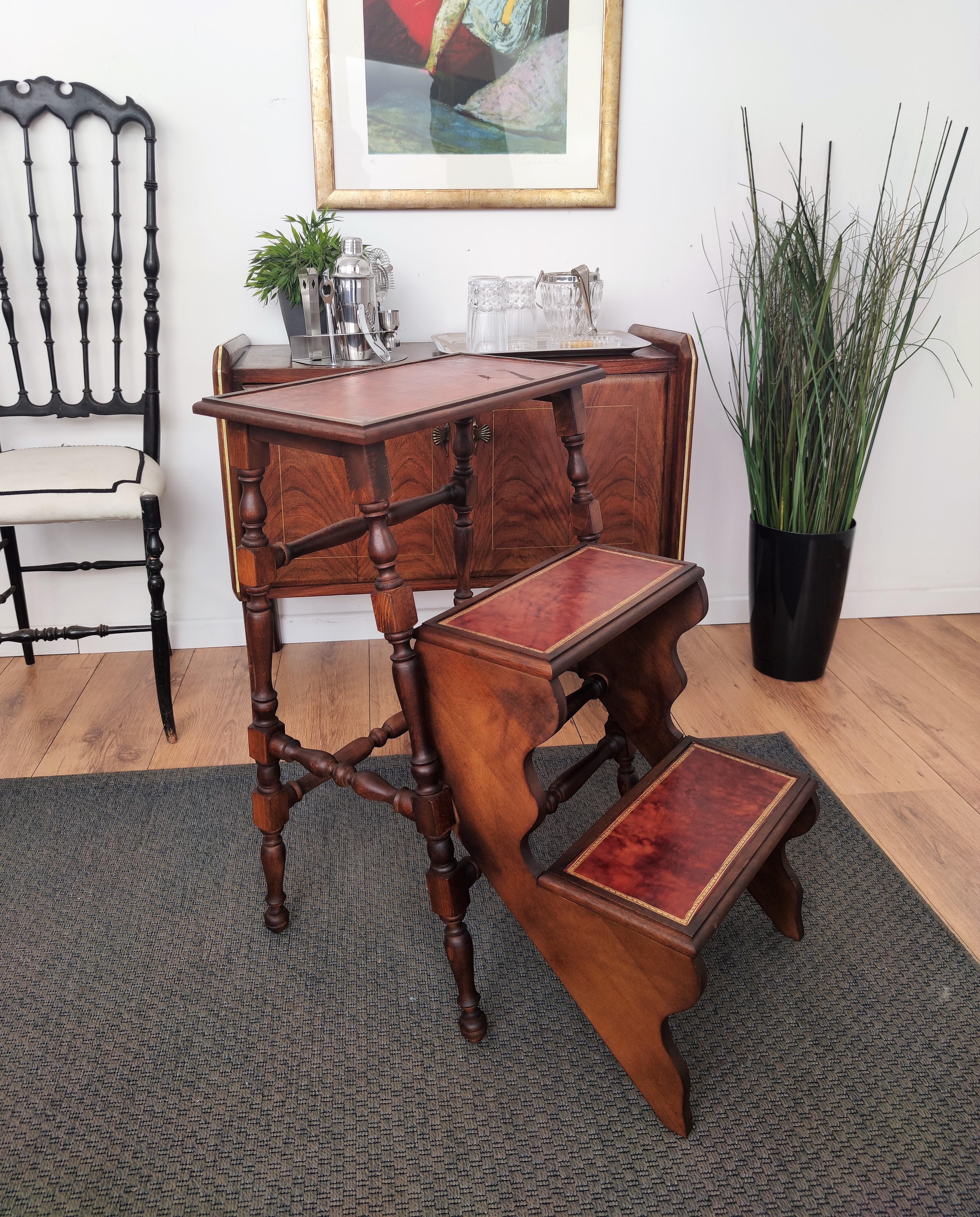 Midcentury Italian Carved Walnut Wood and Leather Foldable 3-Step Library Ladder In Good Condition For Sale In Carimate, Como