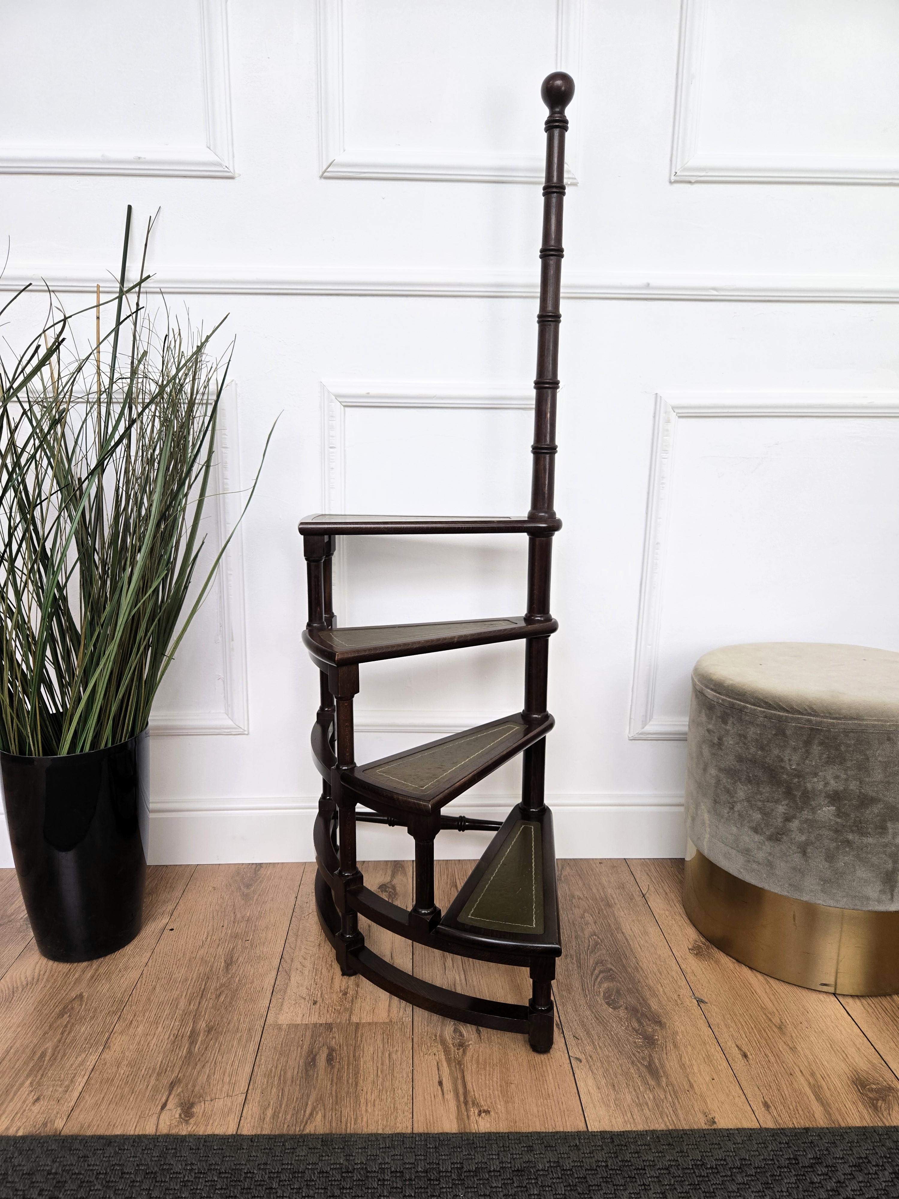 Mid-Century Modern Echelle de bibliothèque à 4 marches en spirale en bois de noyer sculpté et cuir d'Italie du milieu du siècle dernier en vente