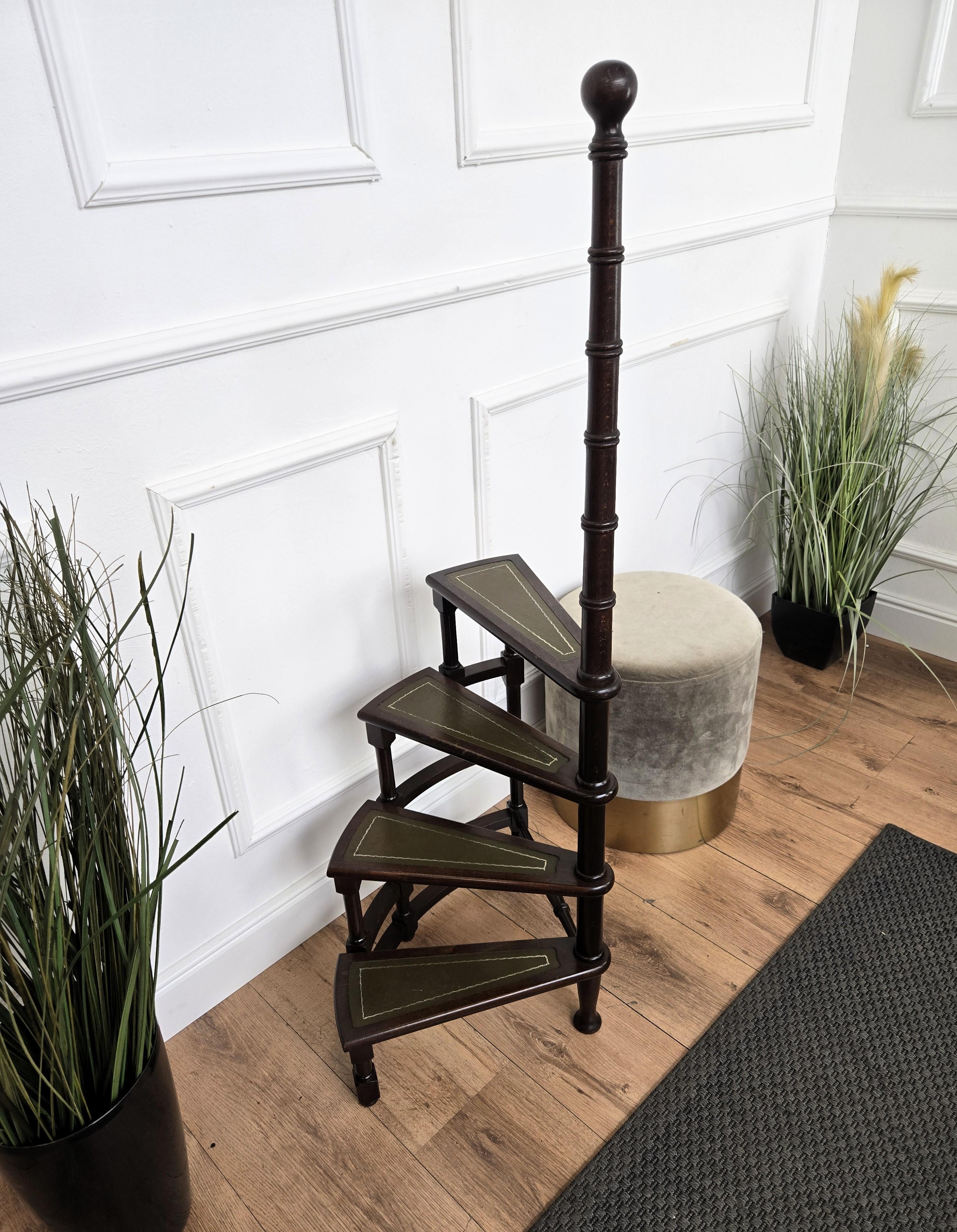 italien Echelle de bibliothèque à 4 marches en spirale en bois de noyer sculpté et cuir d'Italie du milieu du siècle dernier en vente