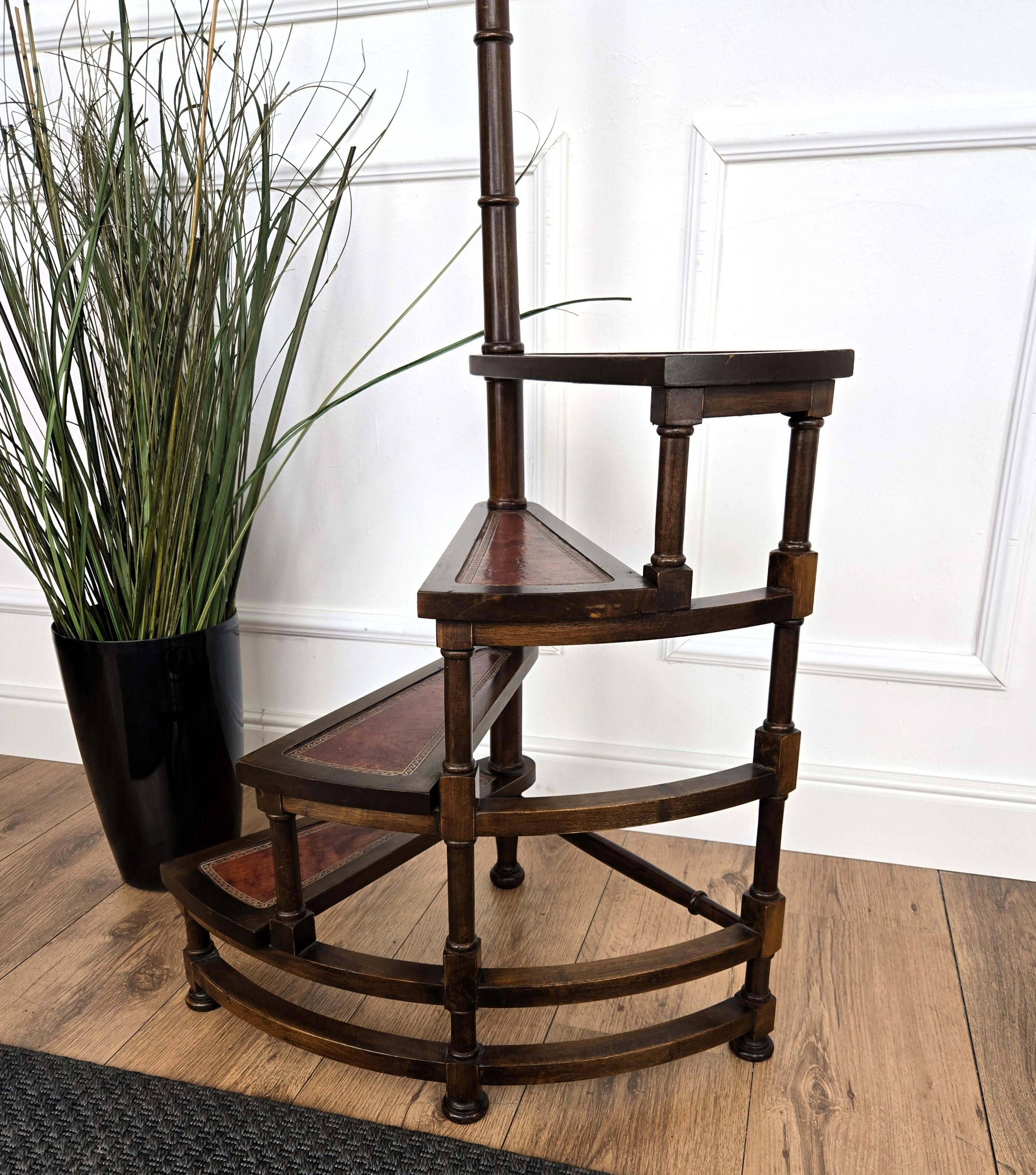 Midcentury Italian Carved Walnut Wood and Leather Spiral 4-Step Library Ladder In Good Condition In Carimate, Como