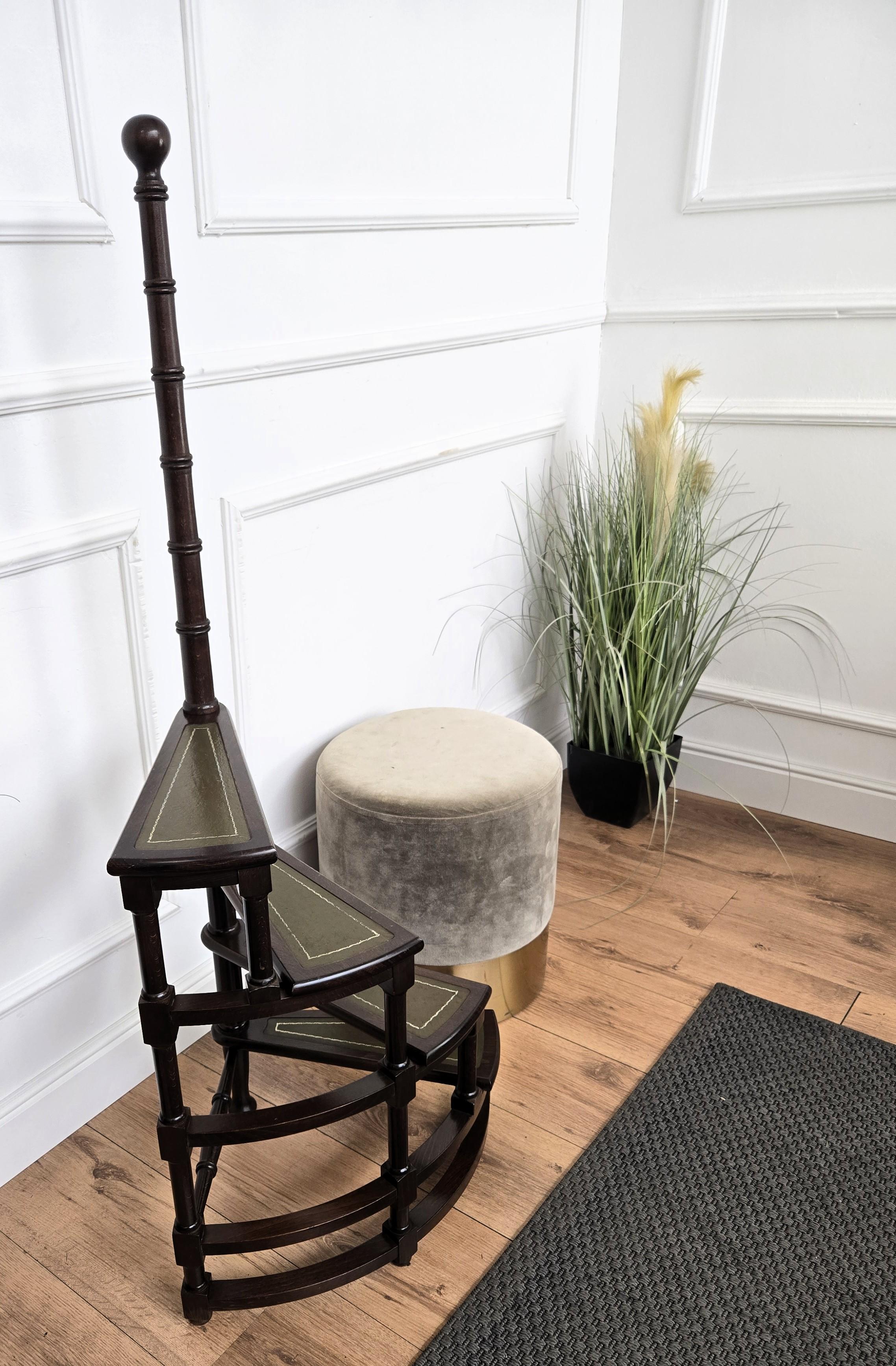 Sculpté à la main Echelle de bibliothèque à 4 marches en spirale en bois de noyer sculpté et cuir d'Italie du milieu du siècle dernier en vente