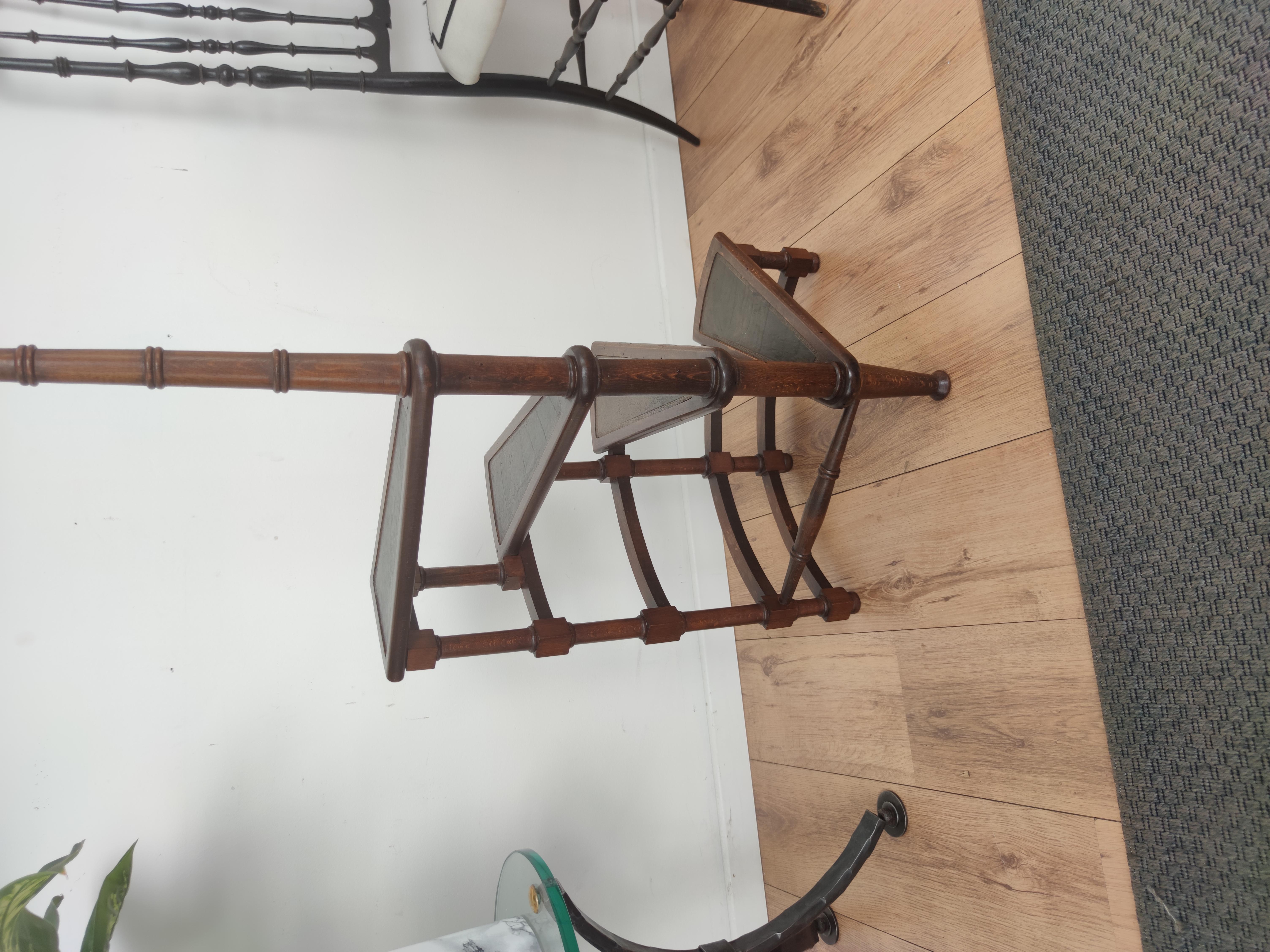 Midcentury Italian Carved Walnut Wood and Leather Spiral 4-Step Library Ladder In Good Condition In Carimate, Como