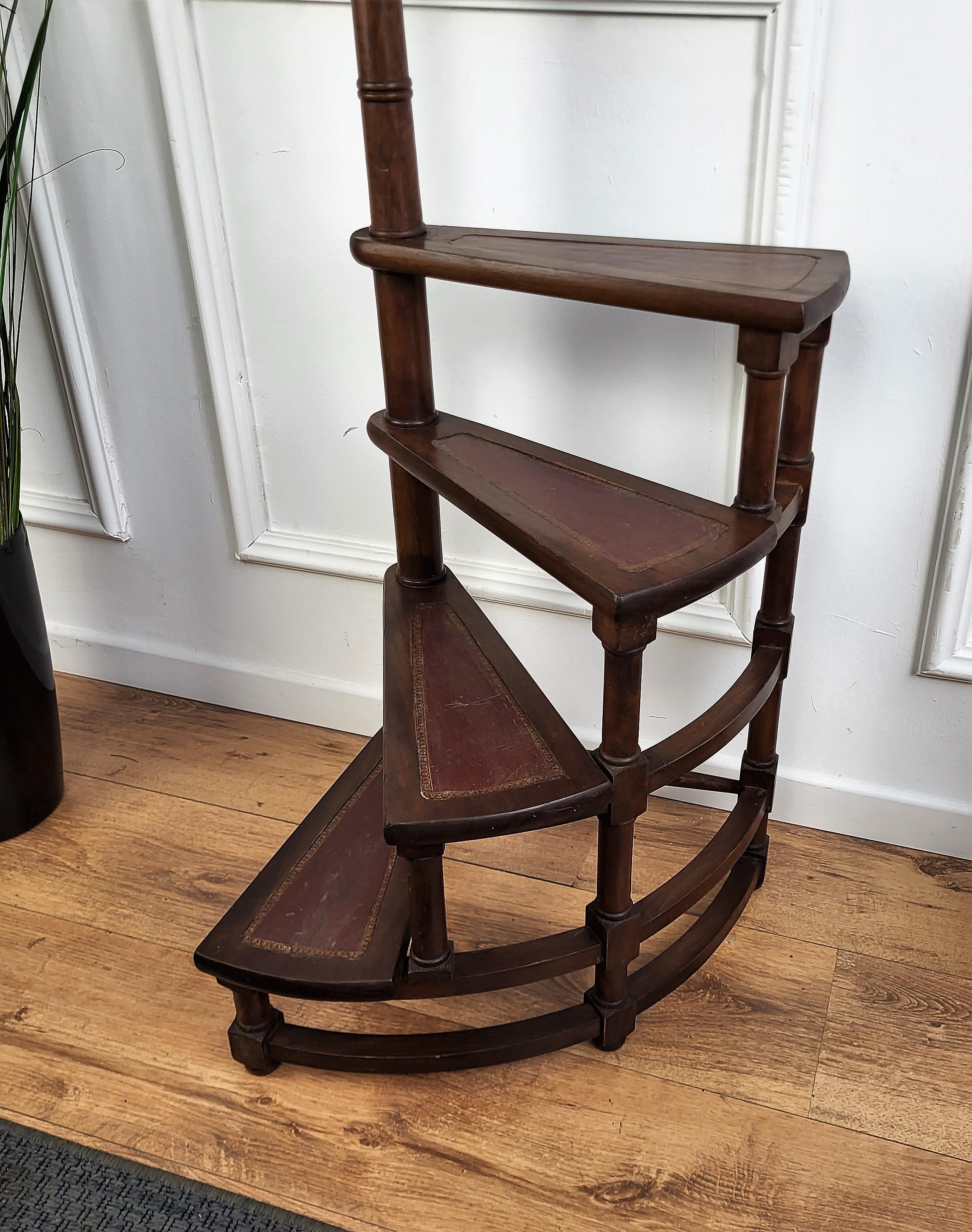 Midcentury Italian Carved Walnut Wood and Leather Spiral 4-Step Library Ladder In Good Condition For Sale In Carimate, Como