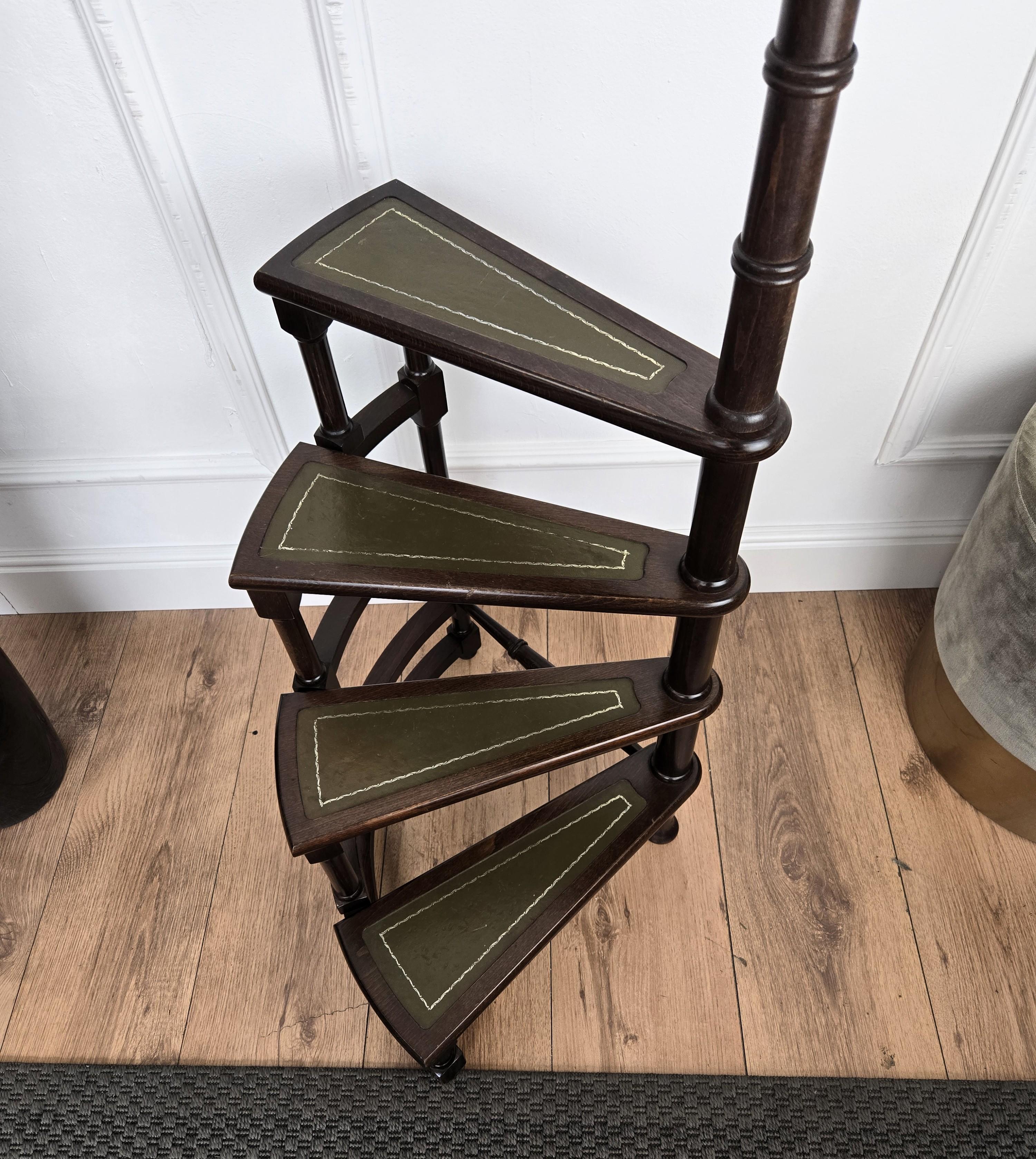 Echelle de bibliothèque à 4 marches en spirale en bois de noyer sculpté et cuir d'Italie du milieu du siècle dernier Bon état - En vente à Carimate, Como