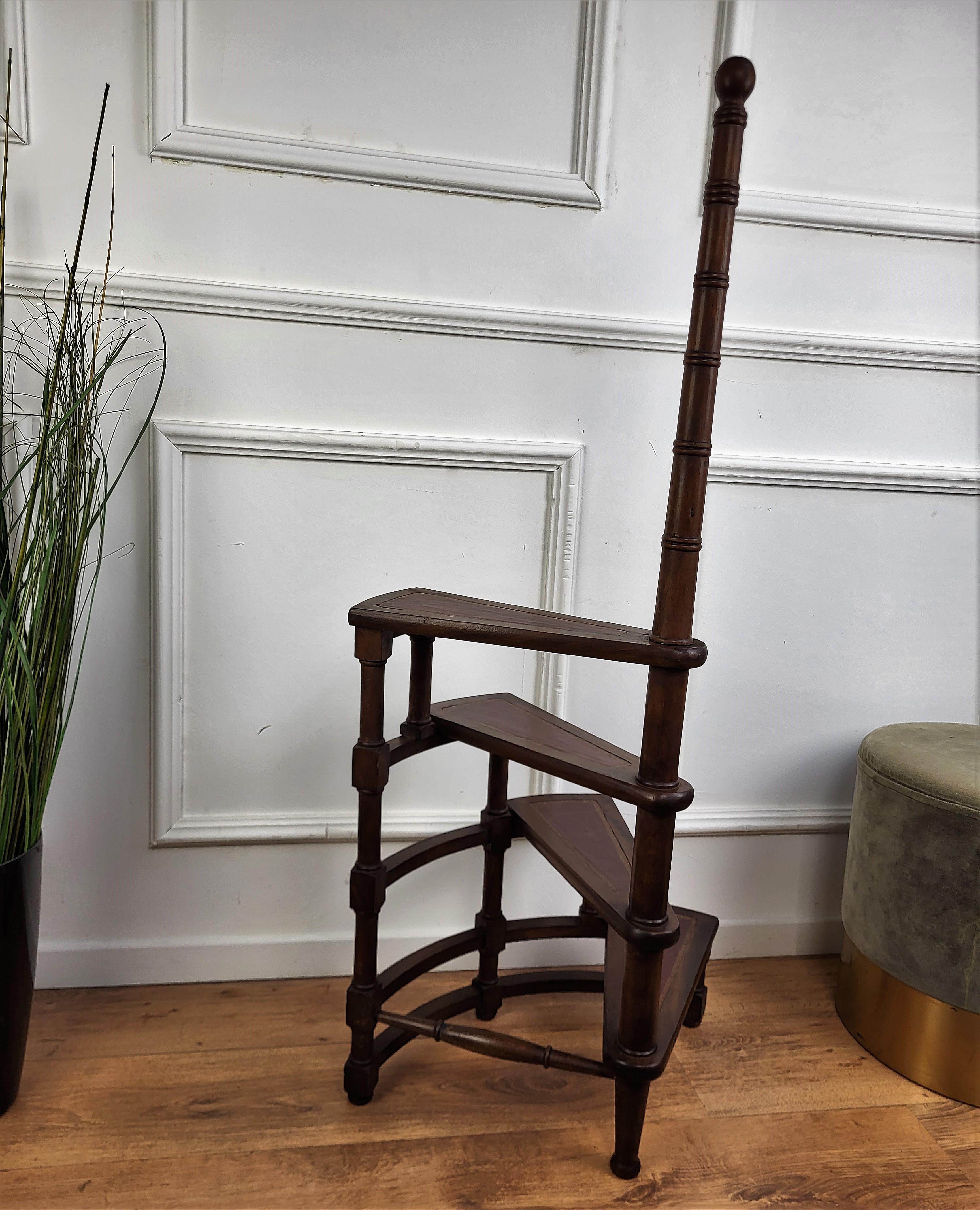 20th Century Midcentury Italian Carved Walnut Wood and Leather Spiral 4-Step Library Ladder For Sale