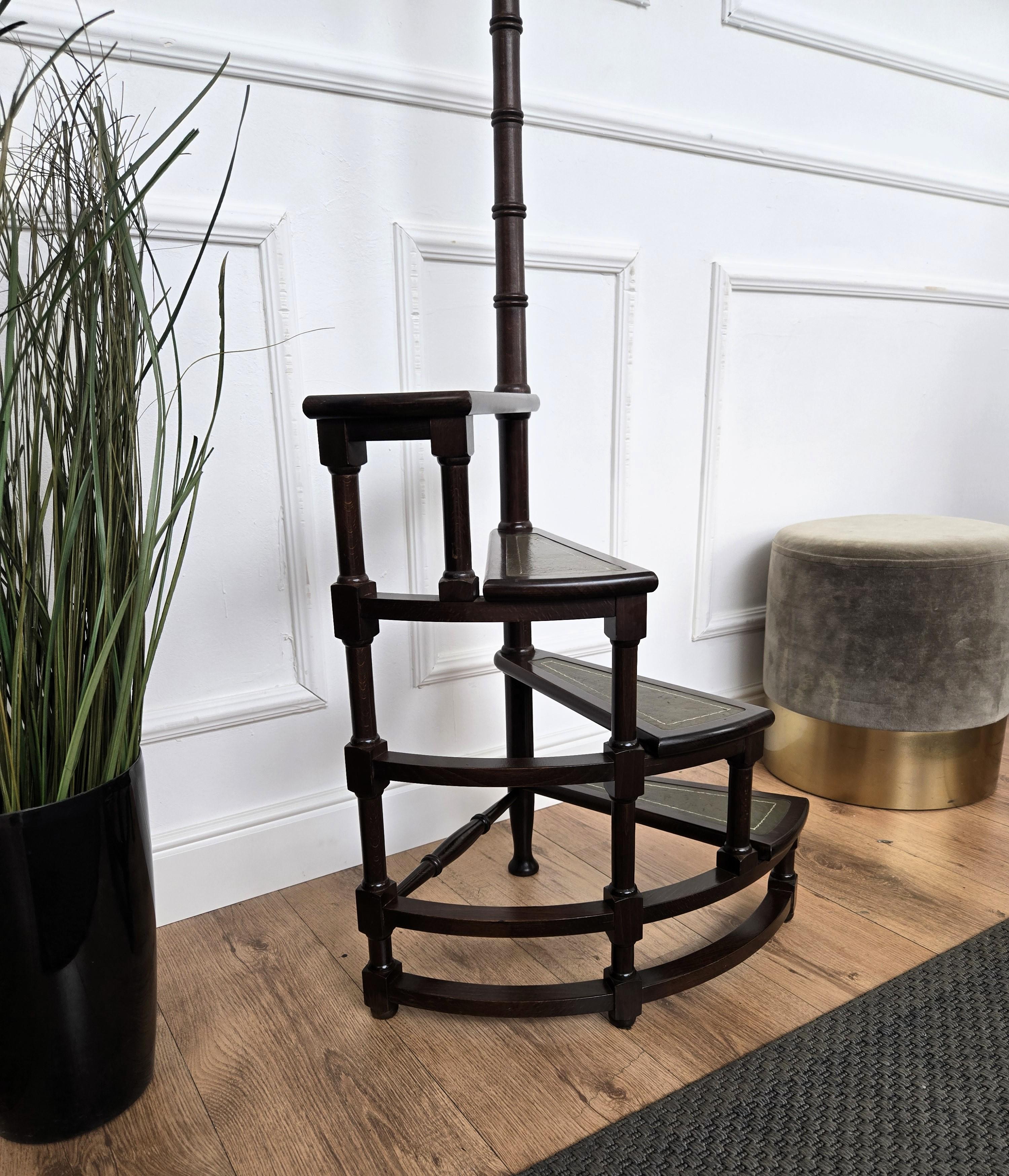 20ième siècle Echelle de bibliothèque à 4 marches en spirale en bois de noyer sculpté et cuir d'Italie du milieu du siècle dernier en vente