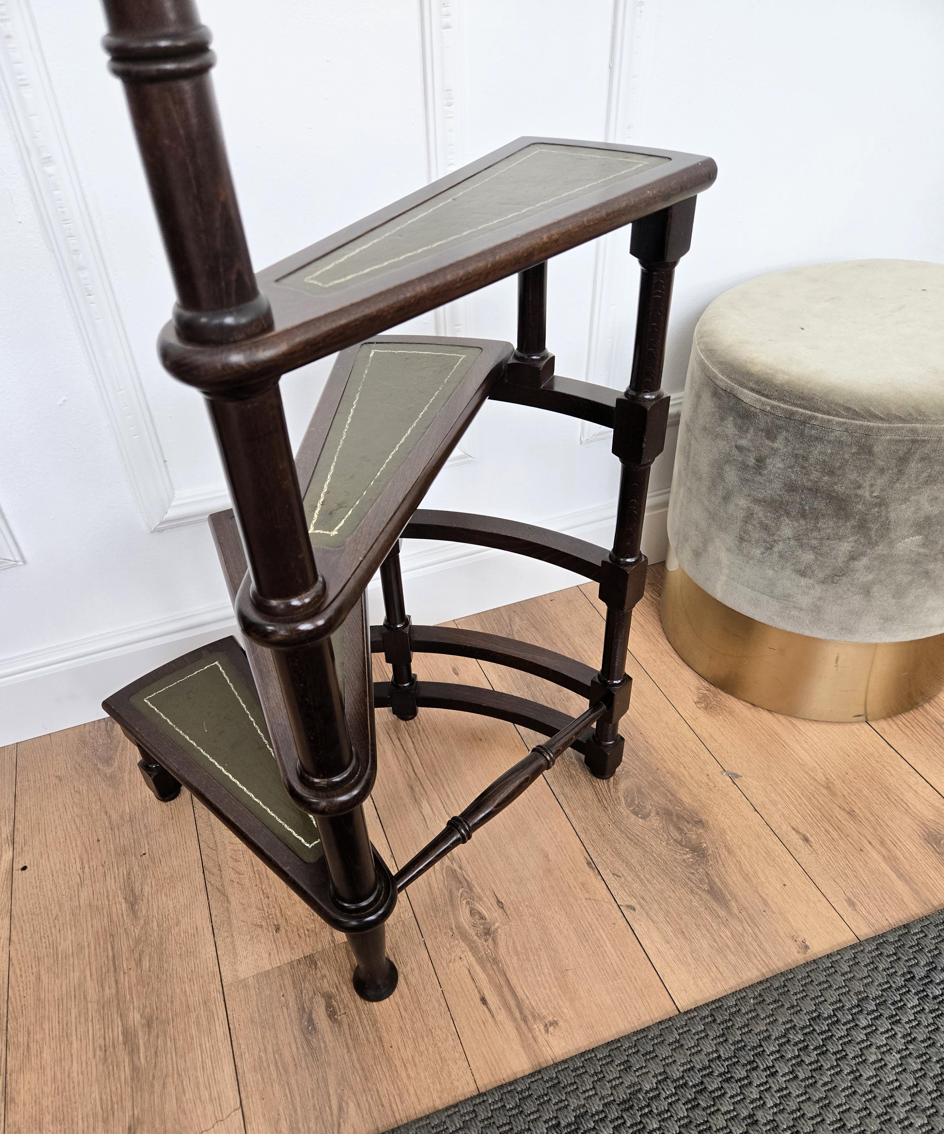 Cuir Echelle de bibliothèque à 4 marches en spirale en bois de noyer sculpté et cuir d'Italie du milieu du siècle dernier en vente