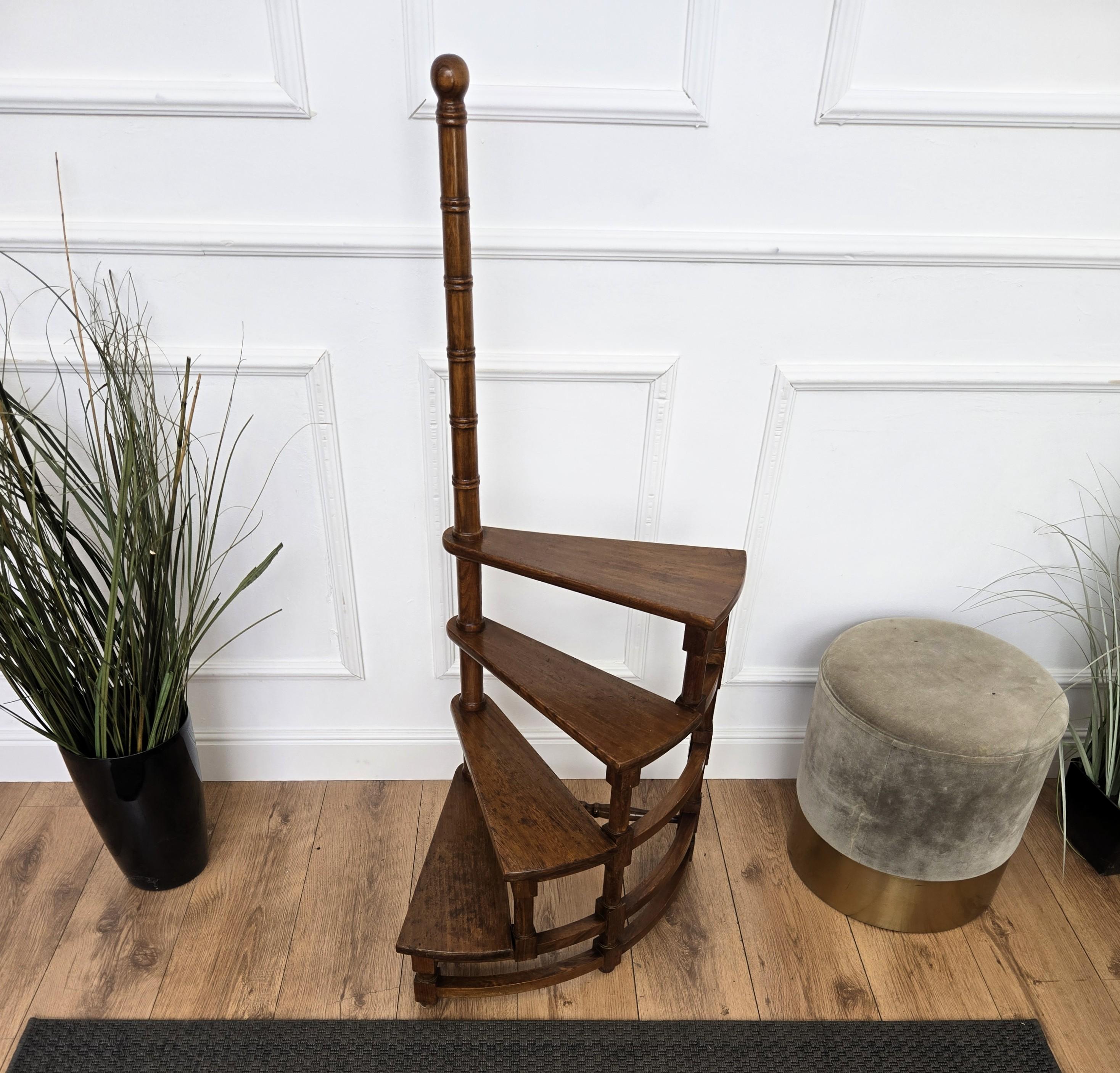 Mid-Century Modern Échelle de bibliothèque italienne du milieu du siècle en bois de noyer sculpté, à 4 marches en spirale en vente