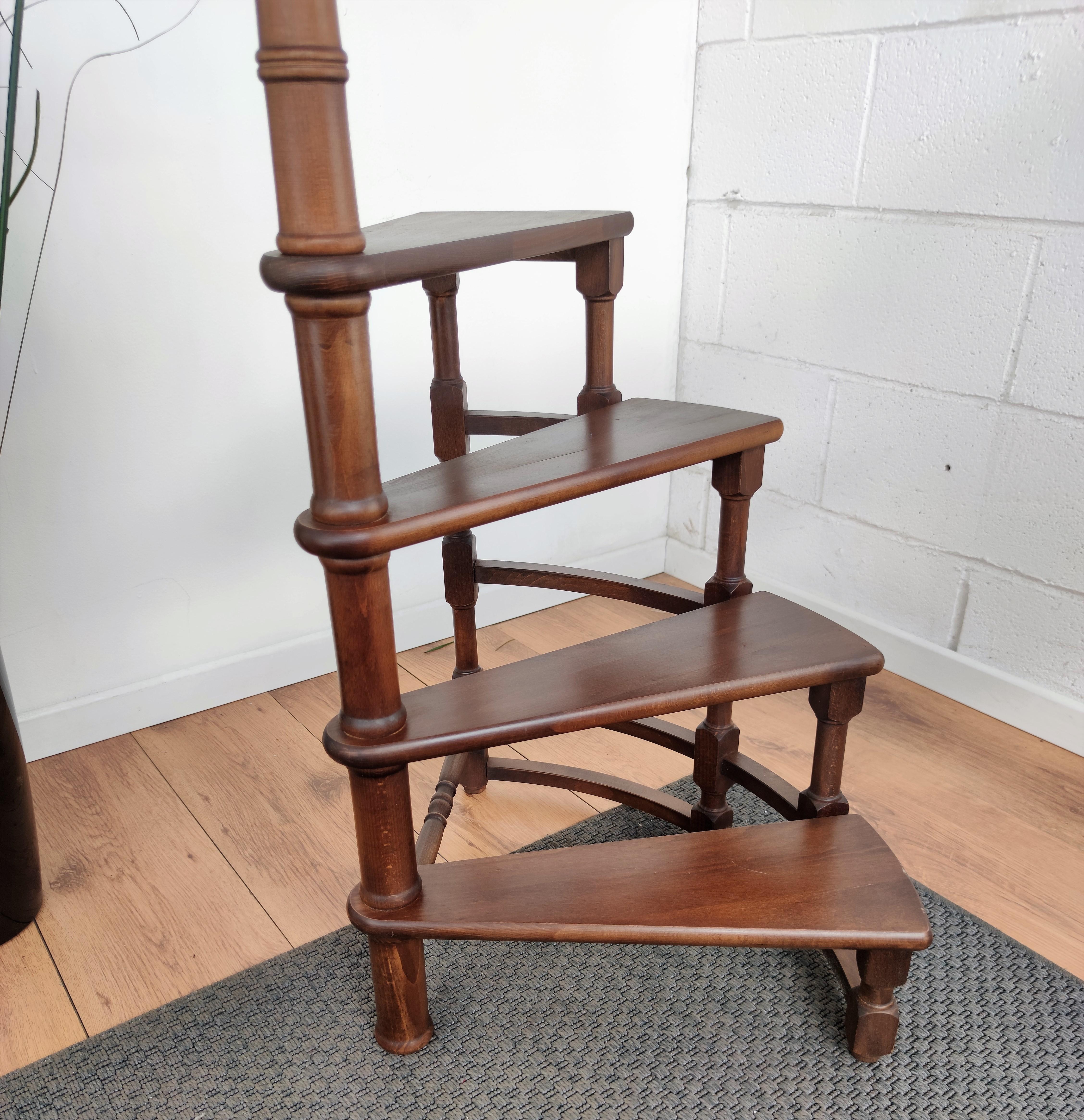 Midcentury Italian Carved Walnut Wood Spiral 4-Step Library Ladder In Good Condition In Carimate, Como