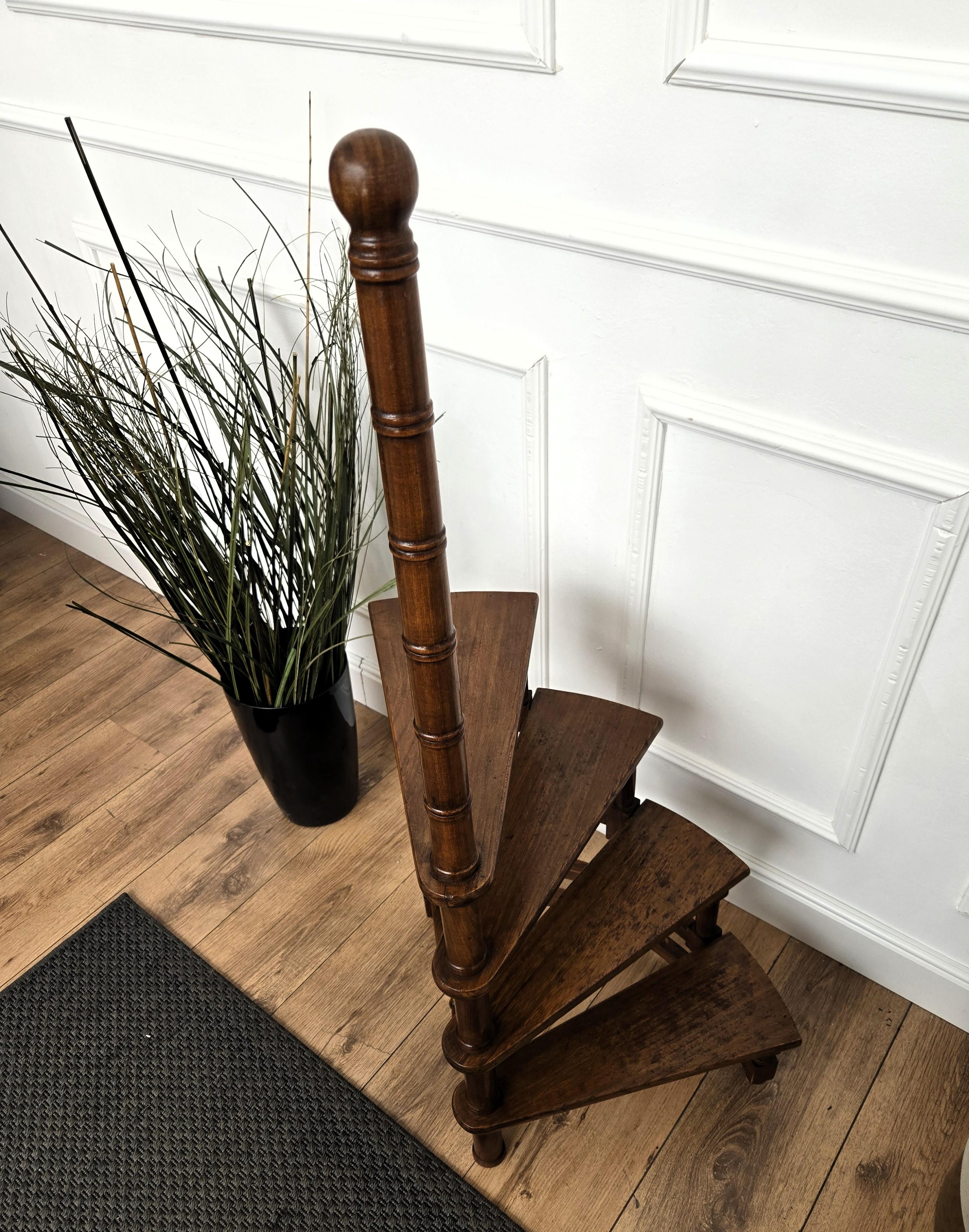 20ième siècle Échelle de bibliothèque italienne du milieu du siècle en bois de noyer sculpté, à 4 marches en spirale en vente