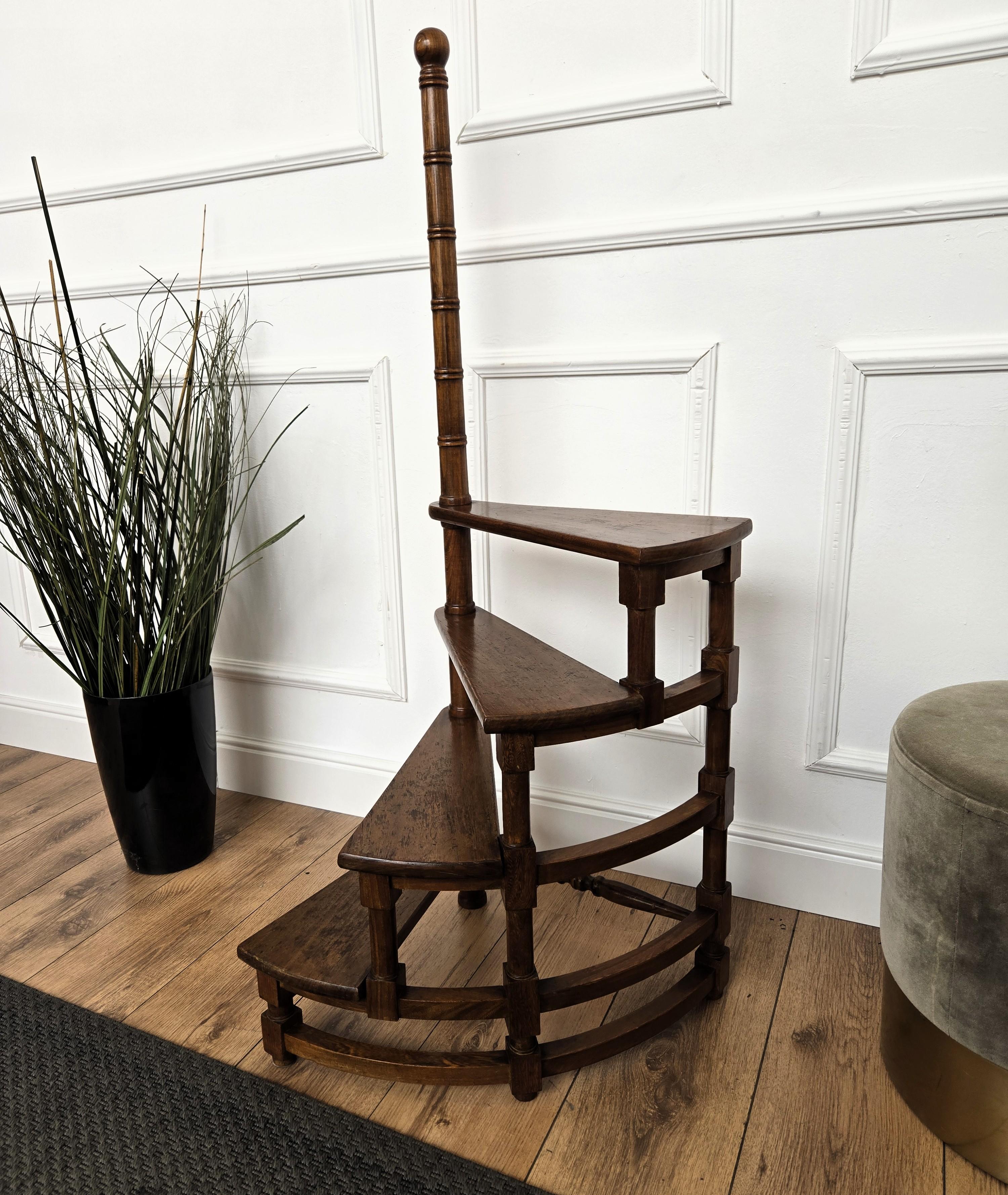 Échelle de bibliothèque italienne du milieu du siècle en bois de noyer sculpté, à 4 marches en spirale en vente 1