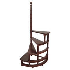 Echelle de bibliothèque à 4 marches en spirale en bois de noyer sculpté d'Italie du milieu du siècle dernier
