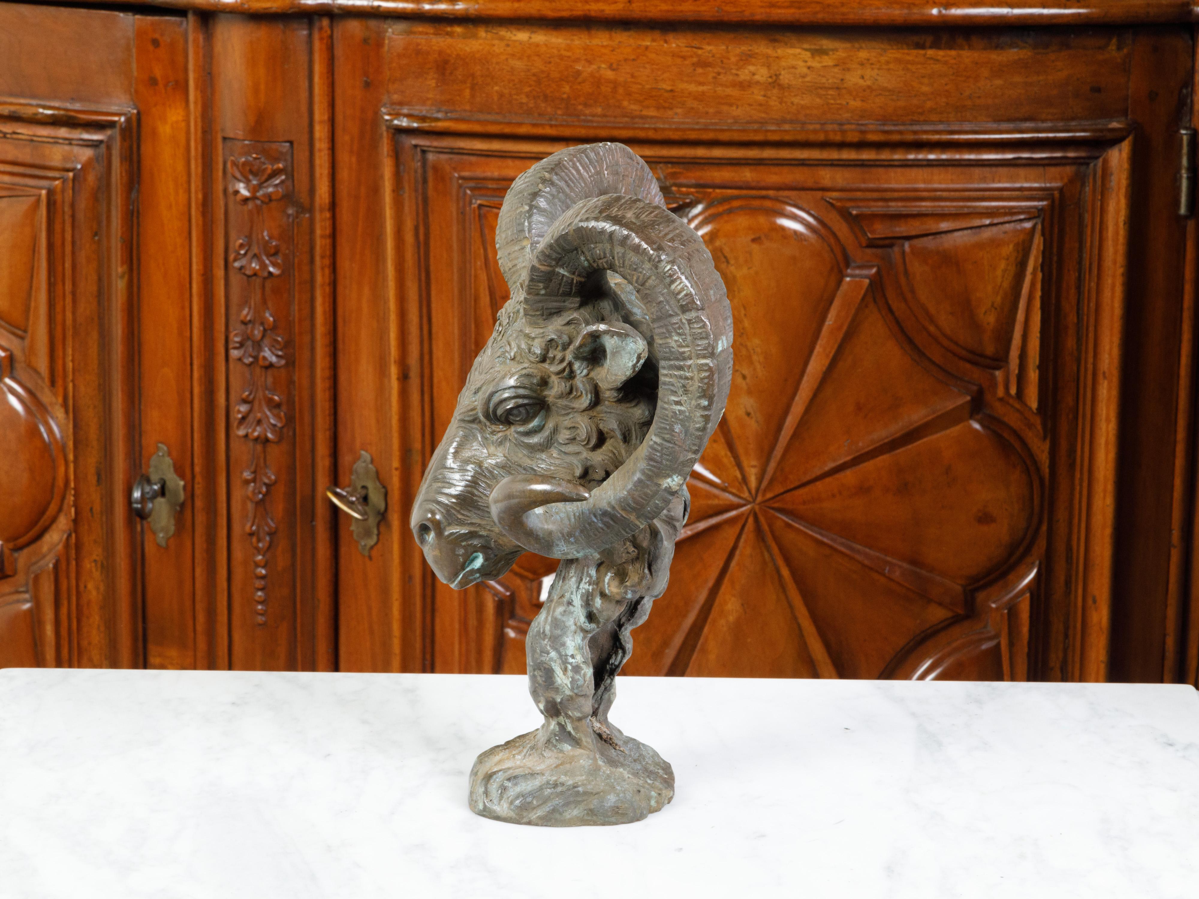 Bronze Sculpture italienne du milieu du siècle dernier en bronze coulé représentant une tête de bélier sur socle en vente