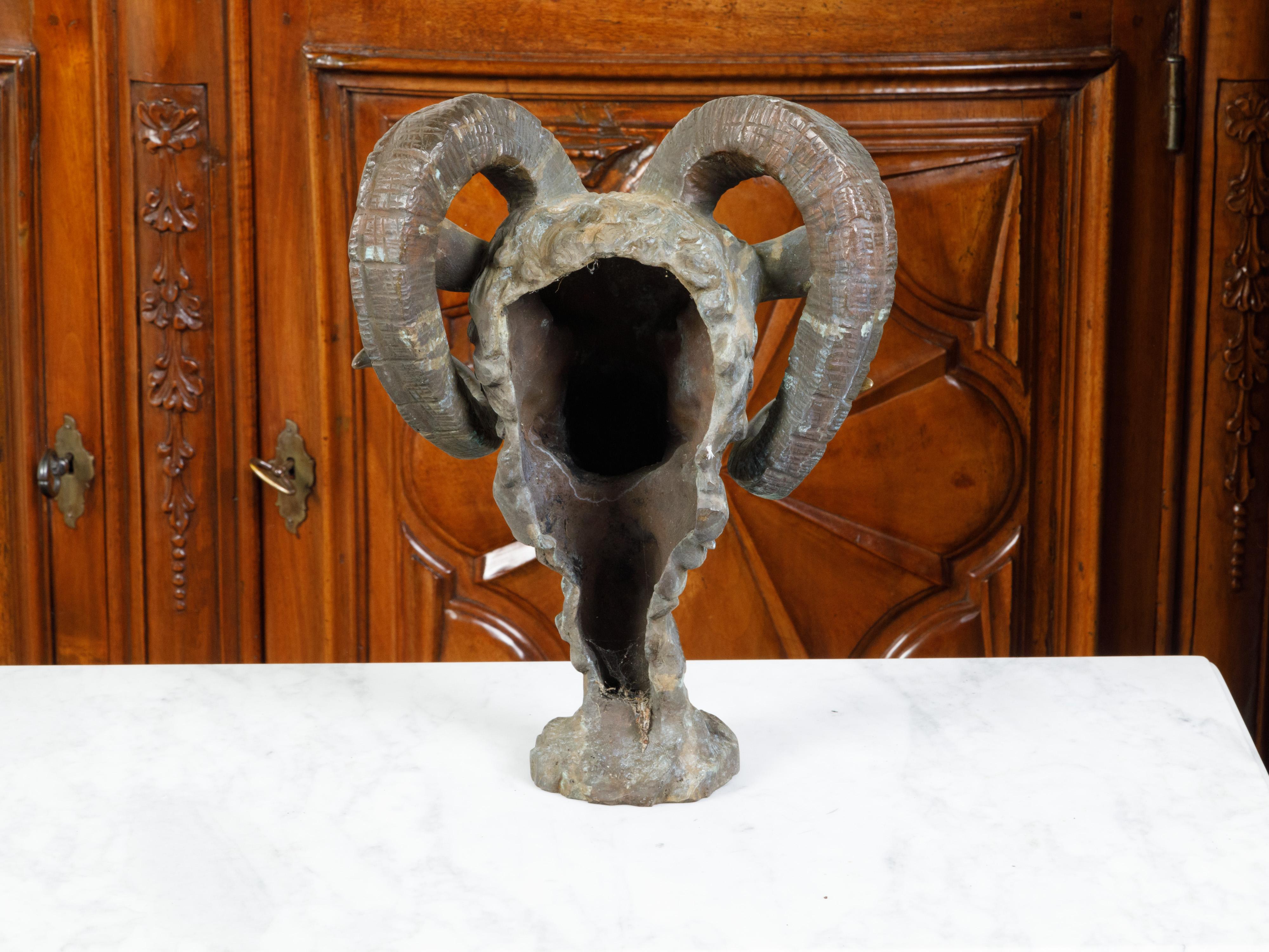 Sculpture italienne du milieu du siècle dernier en bronze coulé représentant une tête de bélier sur socle en vente 1