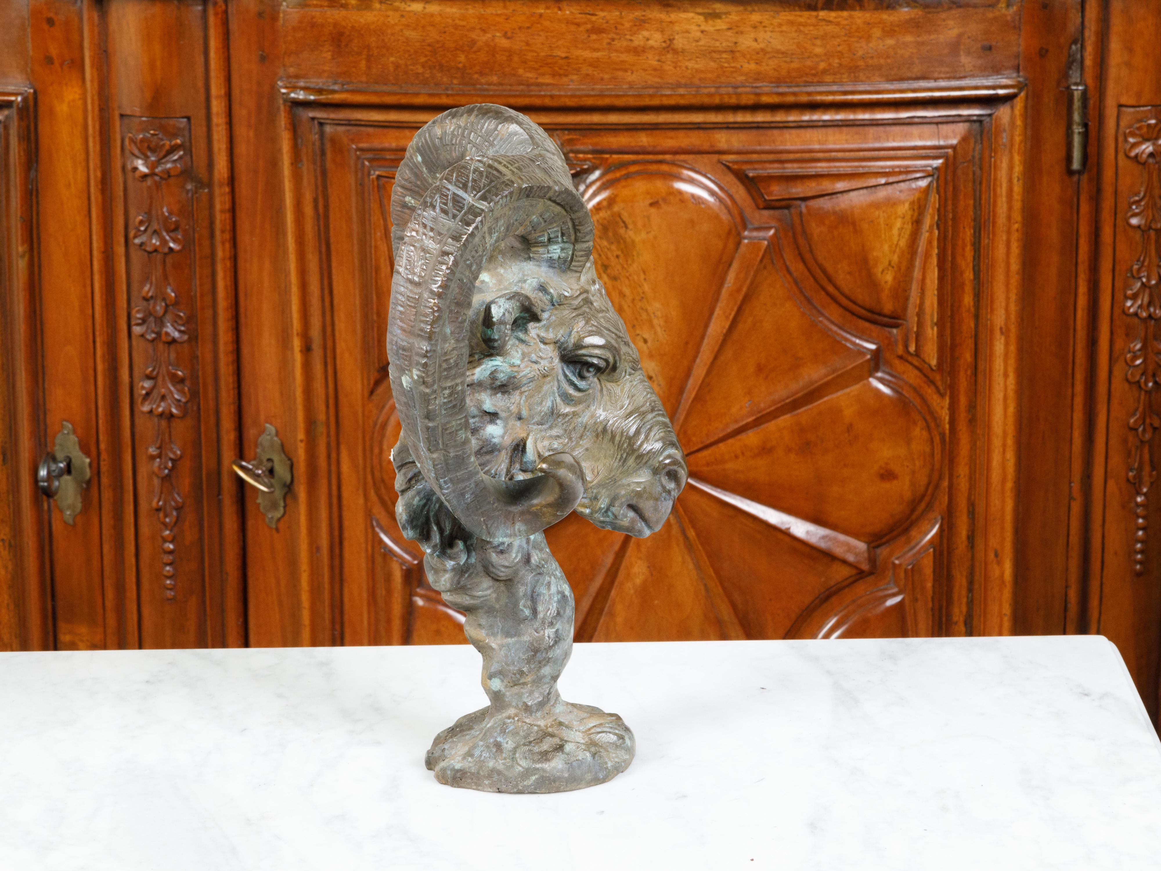Sculpture italienne du milieu du siècle dernier en bronze coulé représentant une tête de bélier sur socle en vente 2