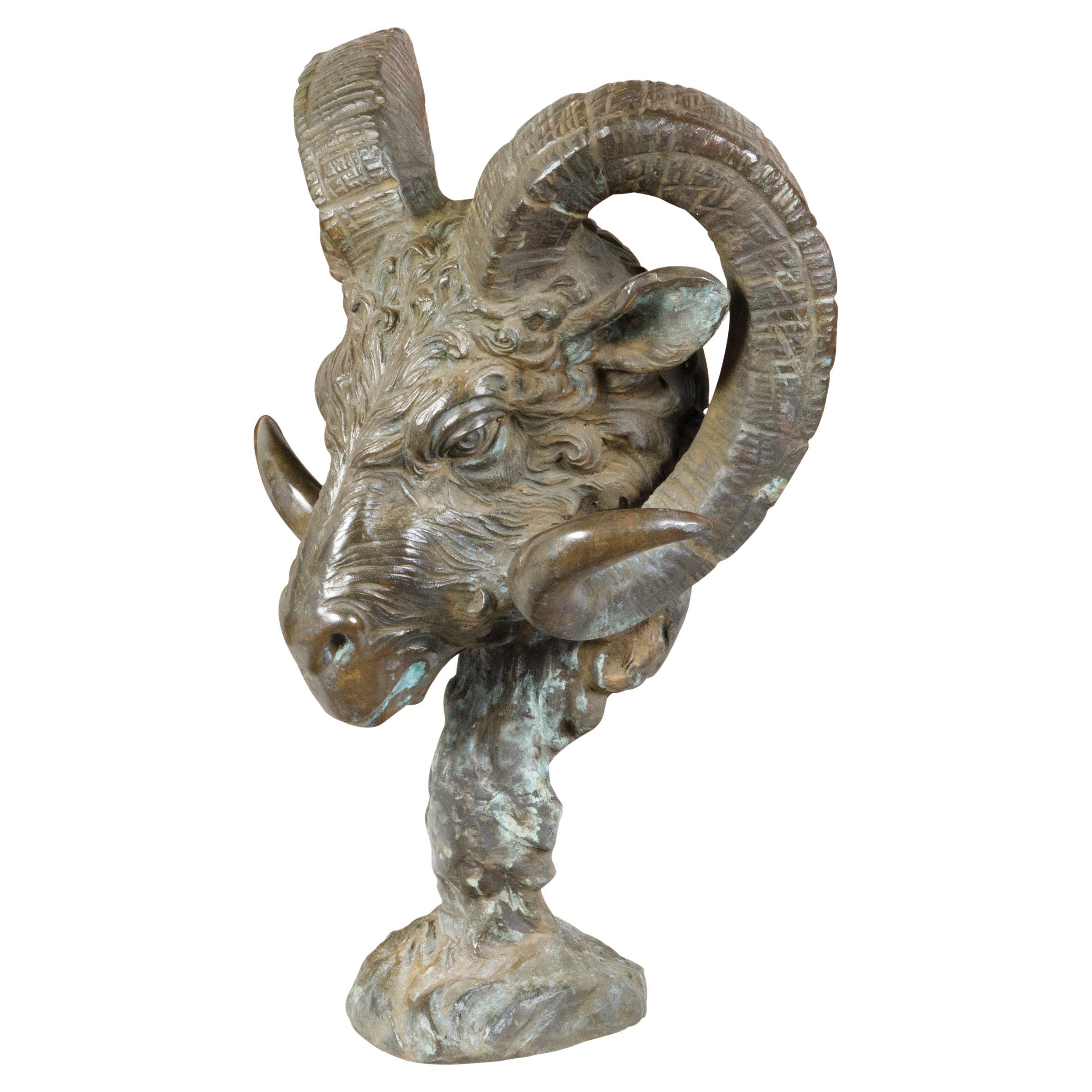 Sculpture italienne du milieu du siècle dernier en bronze coulé représentant une tête de bélier sur socle en vente