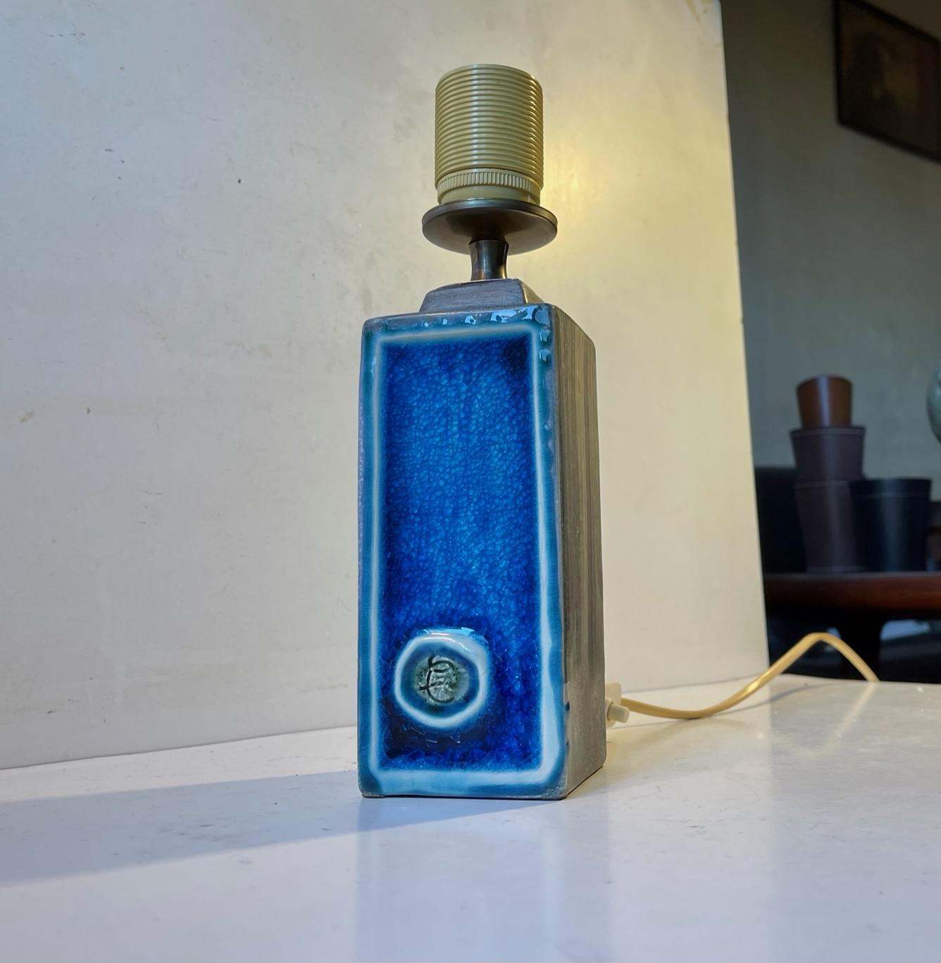 Italienische Keramik-Tischlampe aus der Mitte des Jahrhunderts mit blauer Glasur, 1960er Jahre (Glasiert) im Angebot