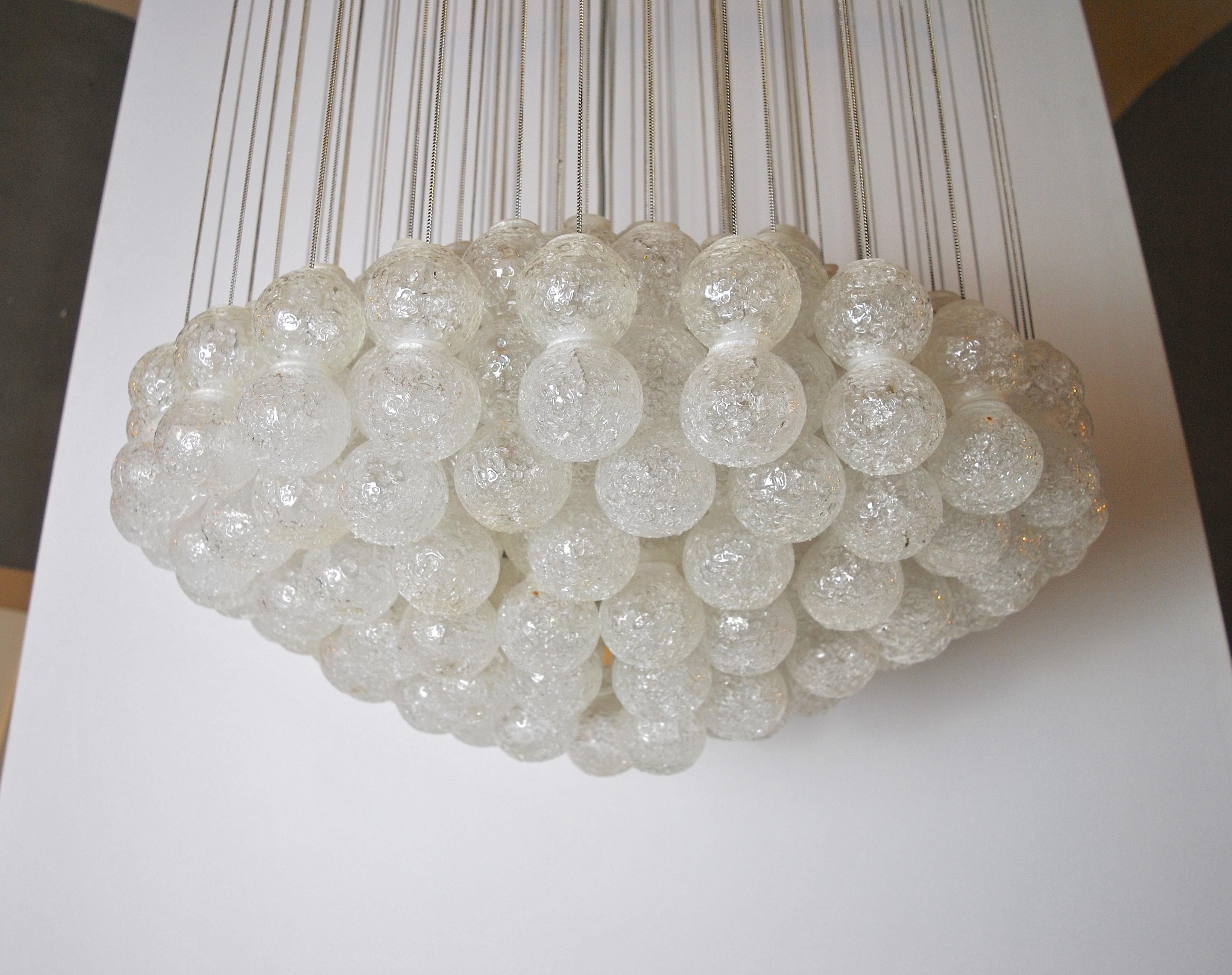 Midcentury Italian Chandelier After Zeroquattro in Brass and Murano Glass Bubble In Good Condition In bari, IT