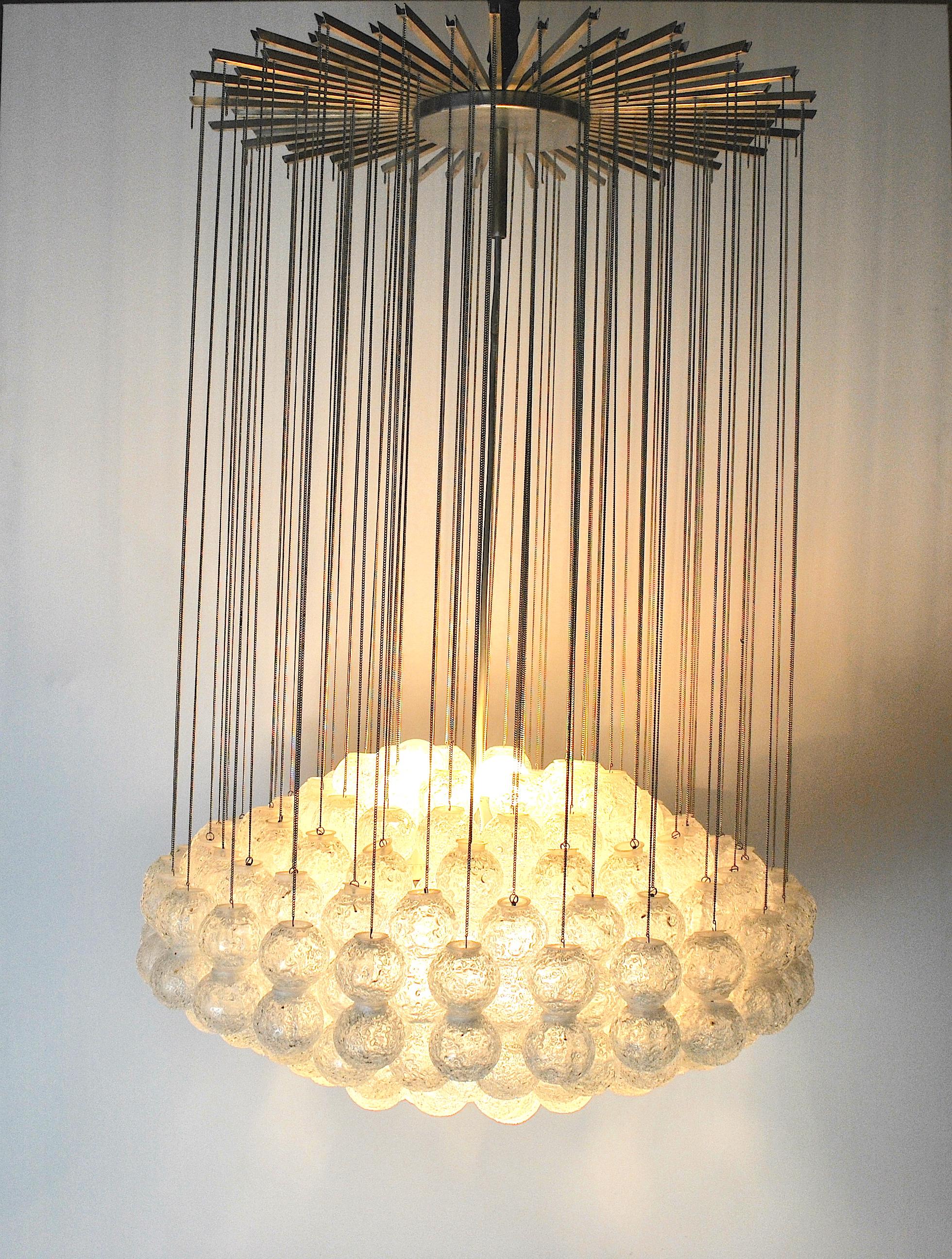 Mid-20th Century Midcentury Italian Chandelier After Zeroquattro in Brass and Murano Glass Bubble