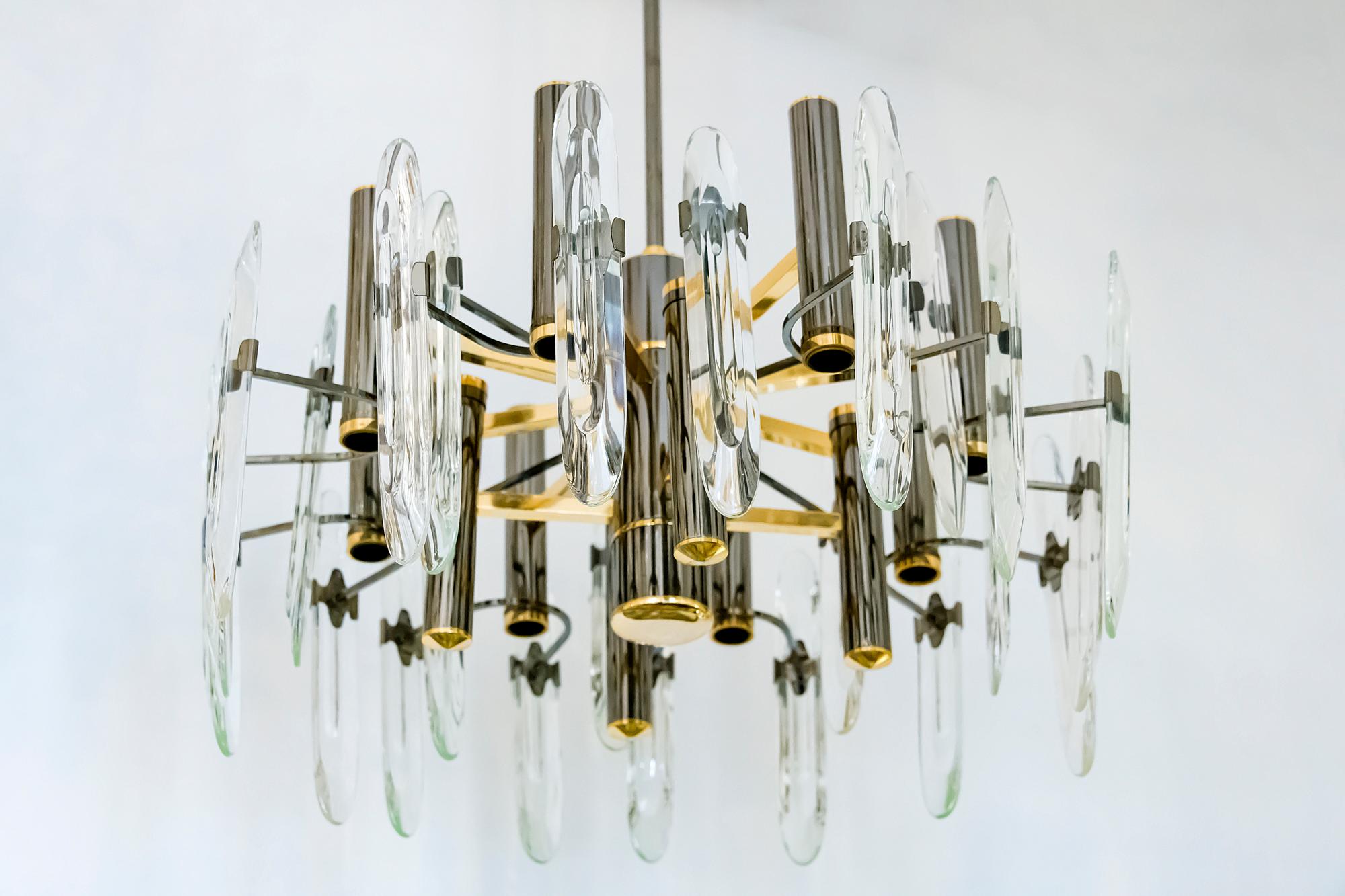 Italian midcentury Sciolari chandelier is made of two color metal - brass and anthracite grey chrome with clear glass in the holders.
This chandelier includes 12 pcs. E14 bulbs - 8 pcs. lights down, 4 pcs. - up.

Its is in a very good original