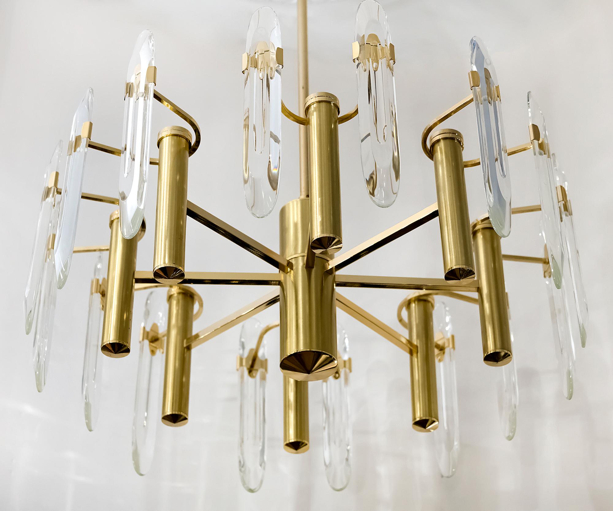 Italian midcentury Sciolari chandelier is made of brass and clear glass in the holders. This chandelier includes 8 pcs. E27 bulbs. It is in a very good original vintage condition.

 