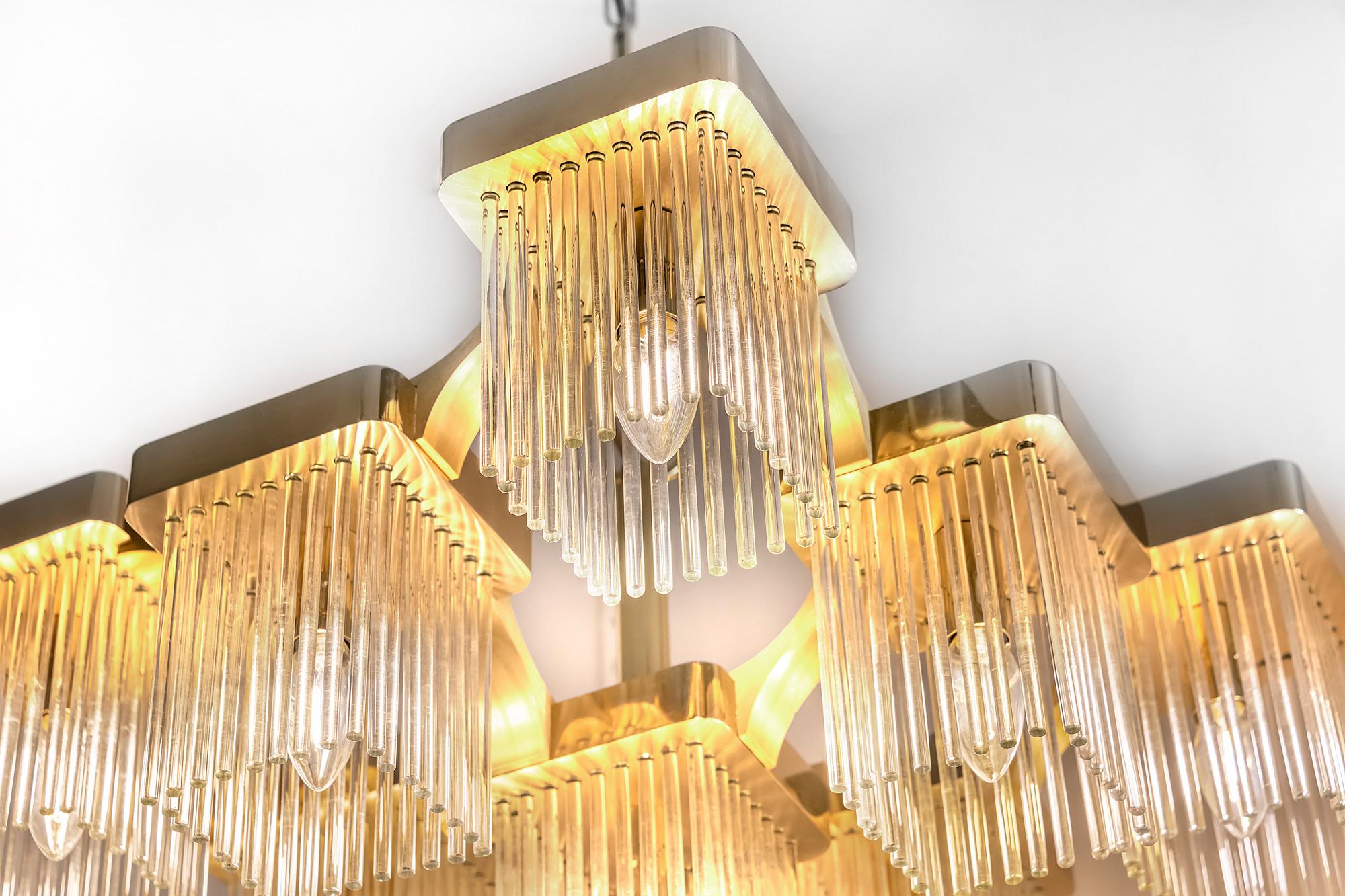 Italian midcentury Sciolari chandelier is made of brass and clear glass in the holders. This chandelier includes 9 pieces. E14 bulbs. It is in a very good original vintage condition.

 