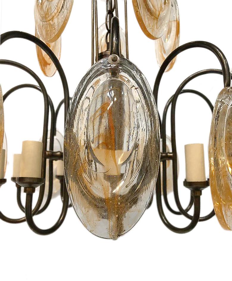 Lampadario in bronzo patinato italiano degli anni '50 circa con pezzi di vetro modellato e 10 luci. 

Misure:
Altezza del corpo: 18,5
Diametro: 19