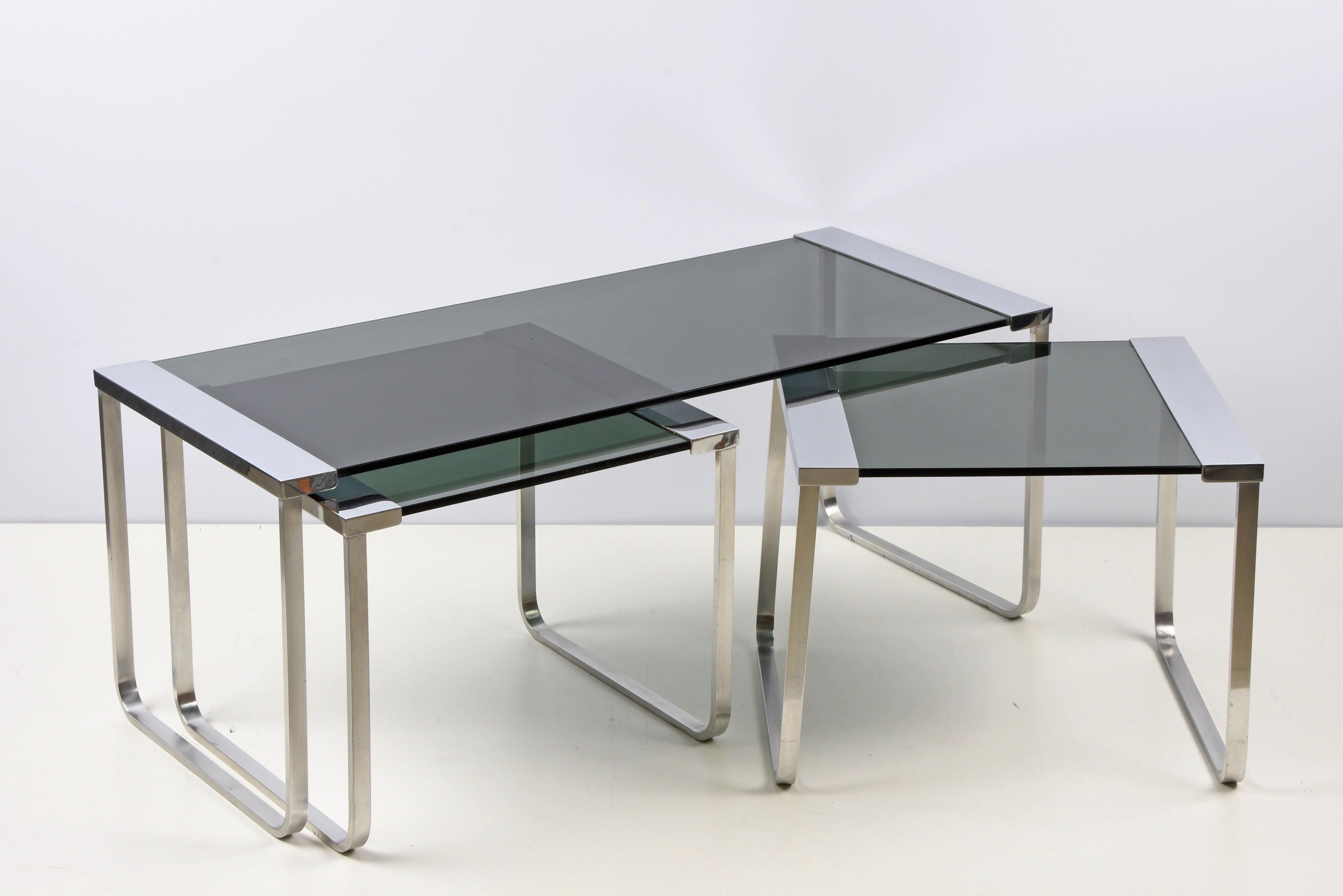 Italienische Nisttische aus verchromtem Metall, Aluminium und Rauchglas aus der Mitte des Jahrhunderts, 1970er Jahre im Angebot 5