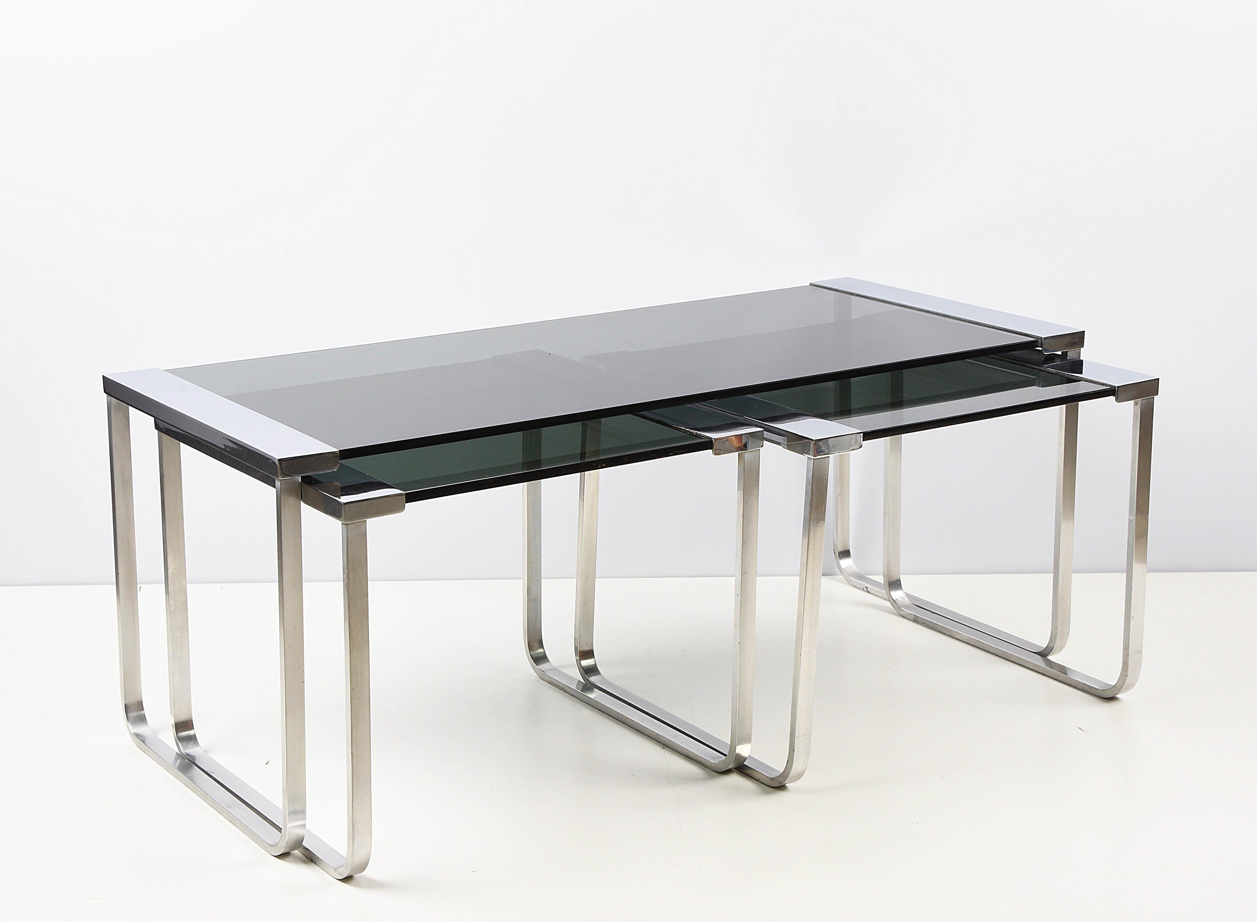 Italienische Nisttische aus verchromtem Metall, Aluminium und Rauchglas aus der Mitte des Jahrhunderts, 1970er Jahre im Angebot 1