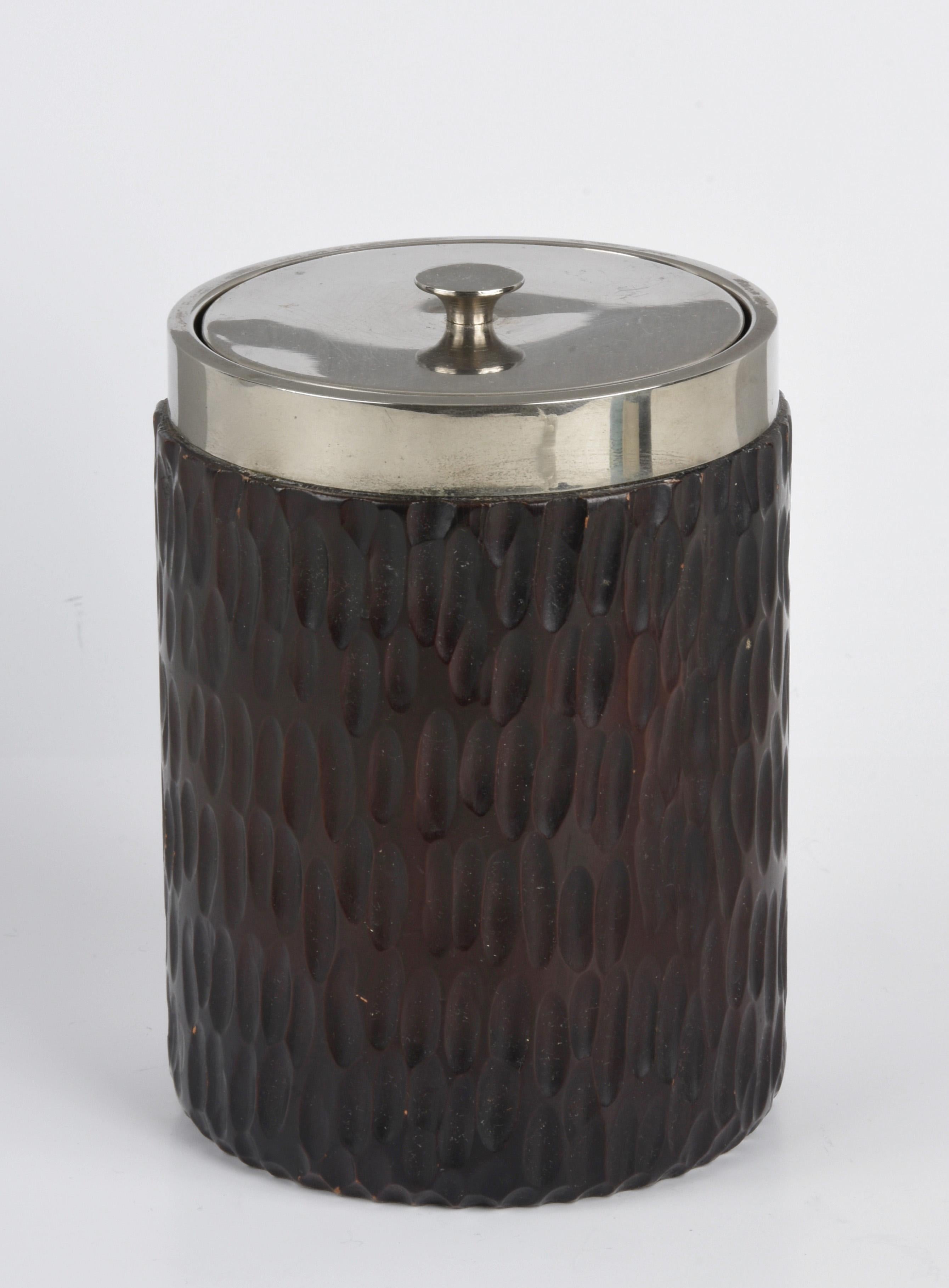 A wonderful mid-century chromed silver plate and carved wooden ice bucket. This fantastic item was produced in Italy during the 1970s.

The piece is amazing as it has an amazing top and you will love the magic combination of a warm material, wood,