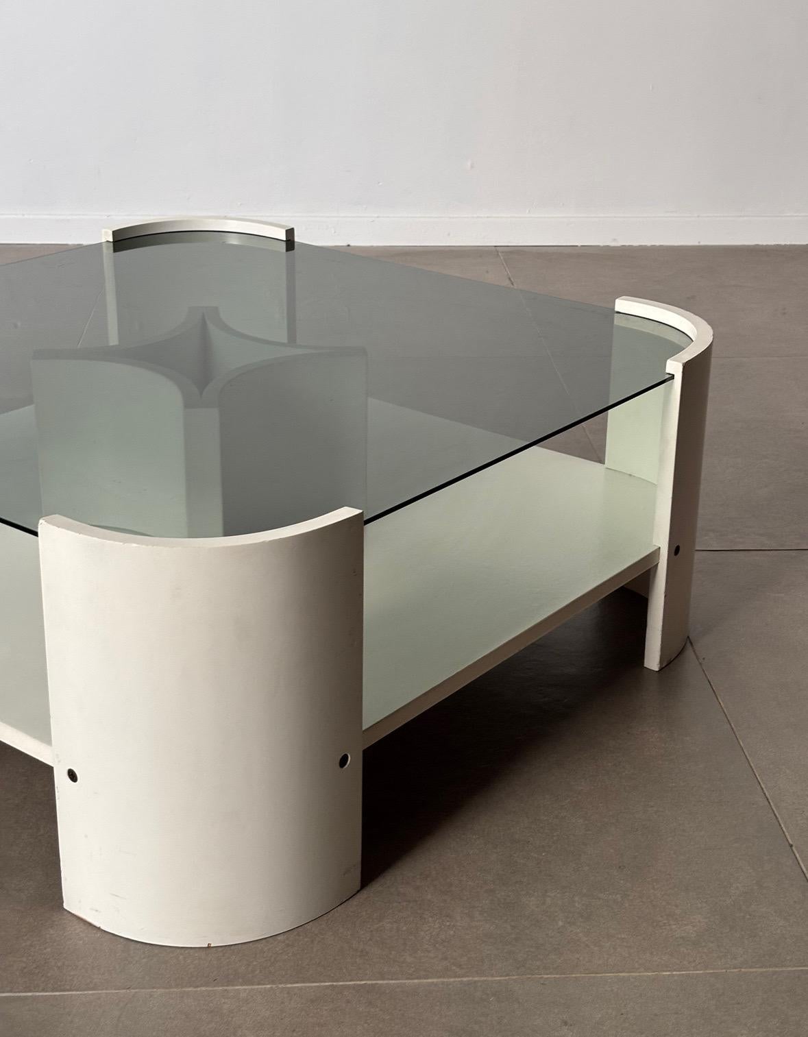 Italienischer Couchtisch aus der Mitte des Jahrhunderts mit lackiertem Holz und Rauchglas, 1970er Jahre Italien im Zustand „Gut“ im Angebot in Tel Aviv-Yafo, Tel Aviv District