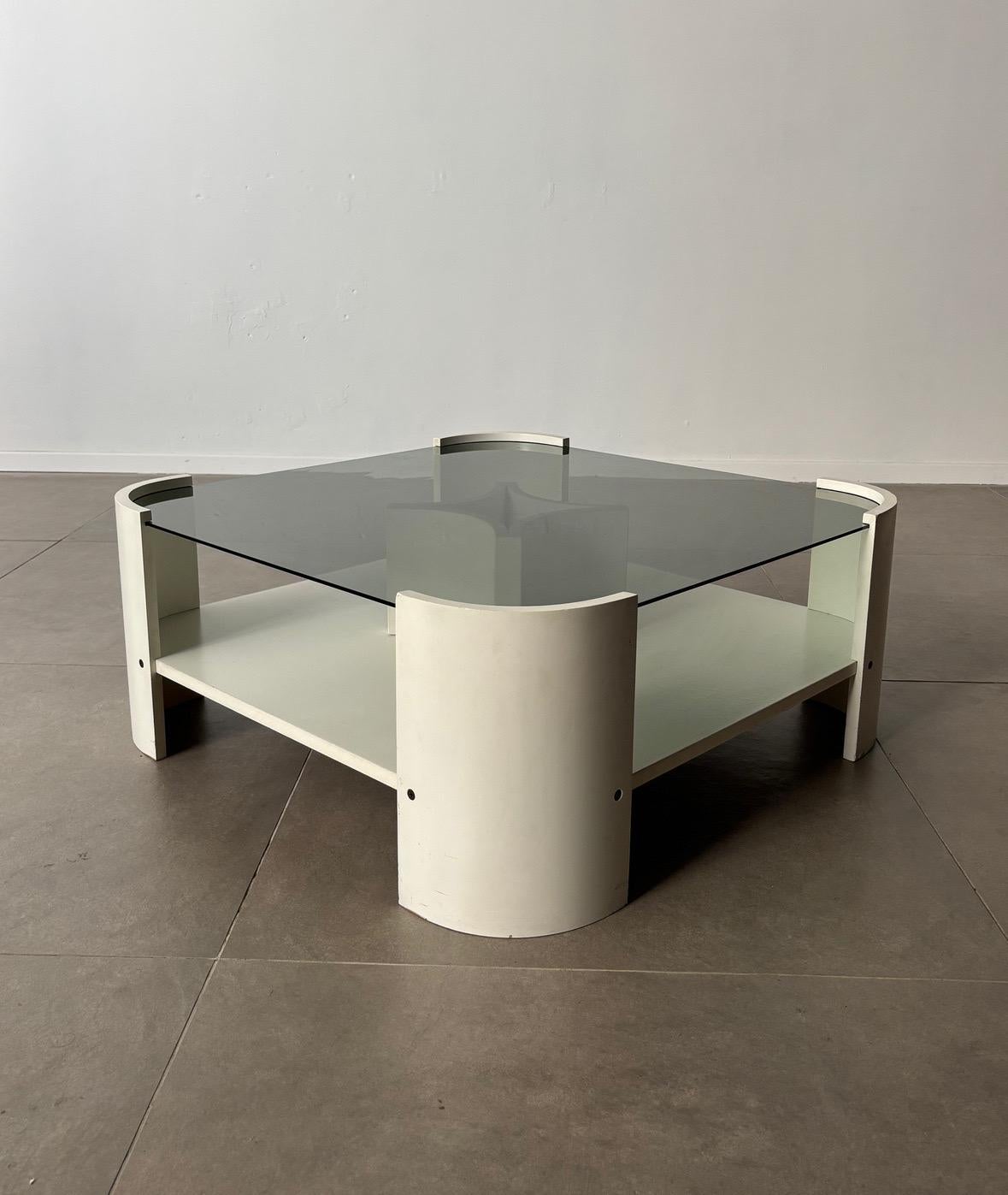 Italienischer Couchtisch aus der Mitte des Jahrhunderts mit lackiertem Holz und Rauchglas, 1970er Jahre Italien (Ende des 20. Jahrhunderts) im Angebot