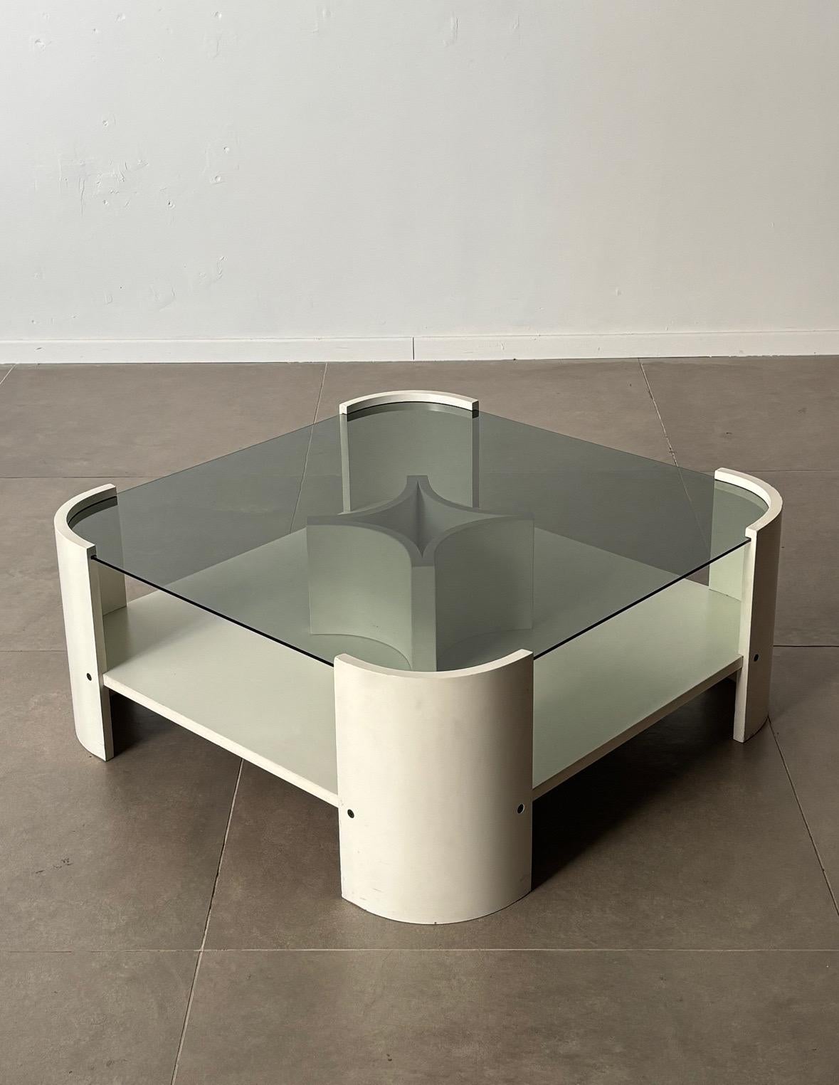 Italienischer Couchtisch aus der Mitte des Jahrhunderts mit lackiertem Holz und Rauchglas, 1970er Jahre Italien im Angebot 1