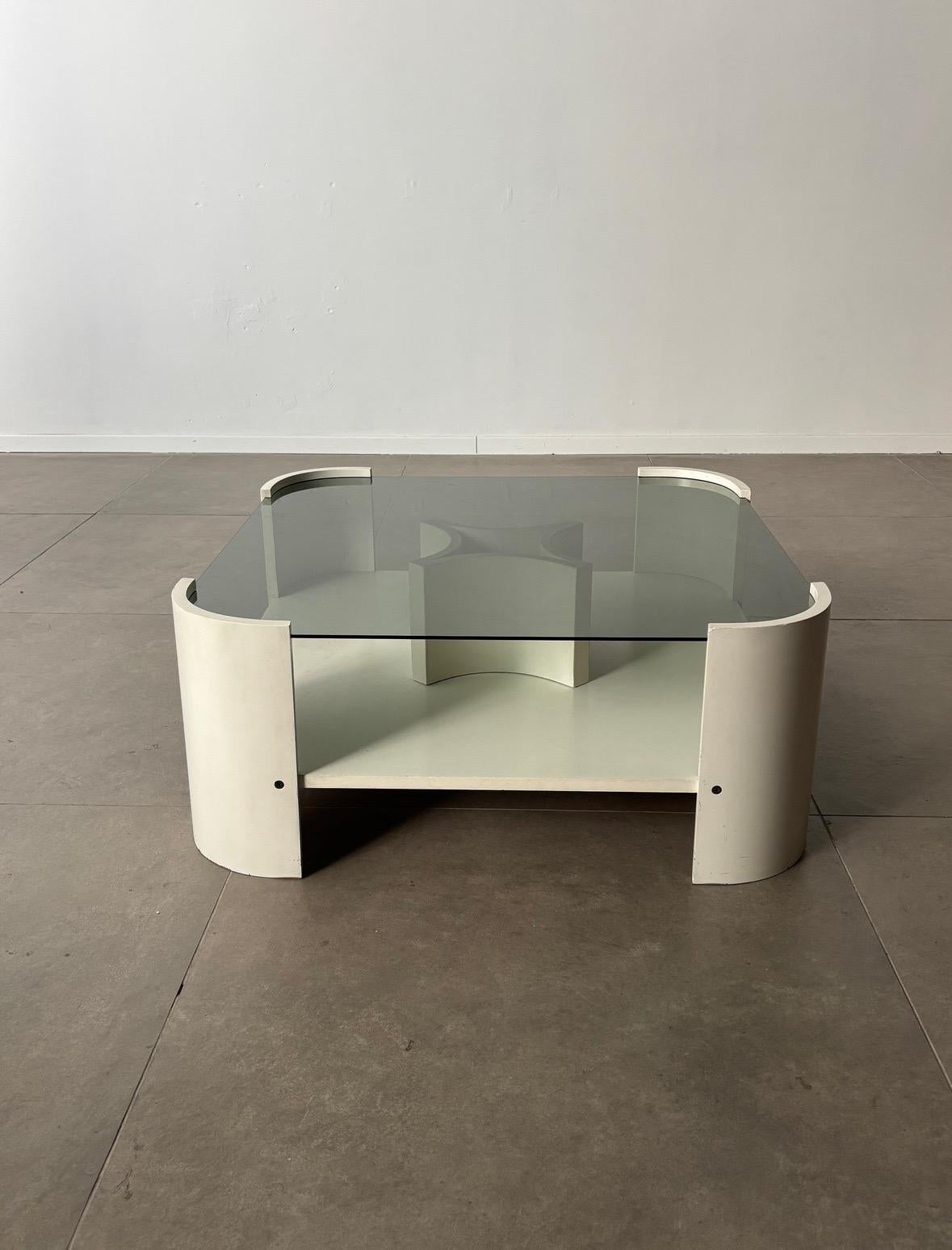 Italienischer Couchtisch aus der Mitte des Jahrhunderts mit lackiertem Holz und Rauchglas, 1970er Jahre Italien im Angebot 2