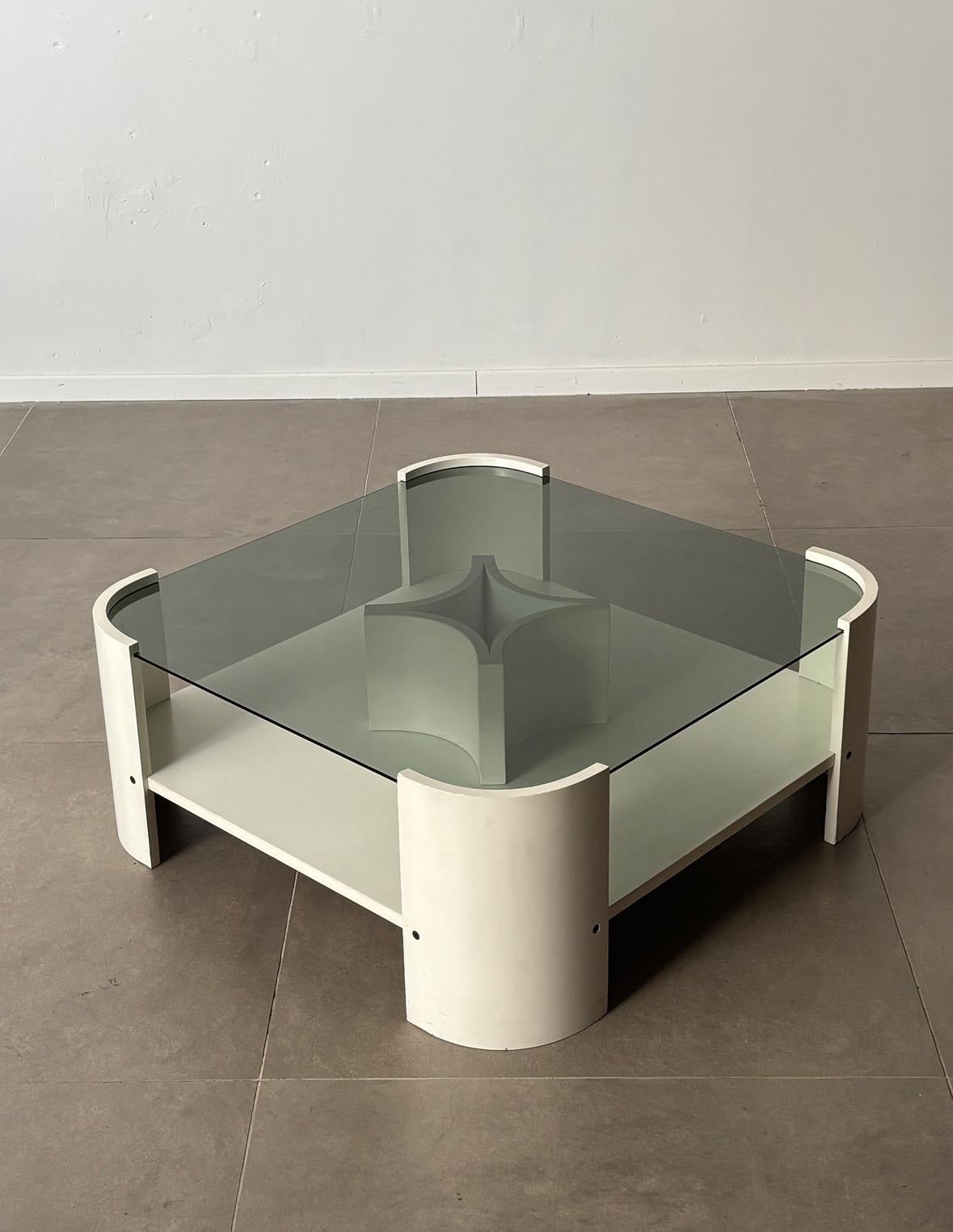 Italienischer Couchtisch aus der Mitte des Jahrhunderts mit lackiertem Holz und Rauchglas, 1970er Jahre Italien im Angebot 3