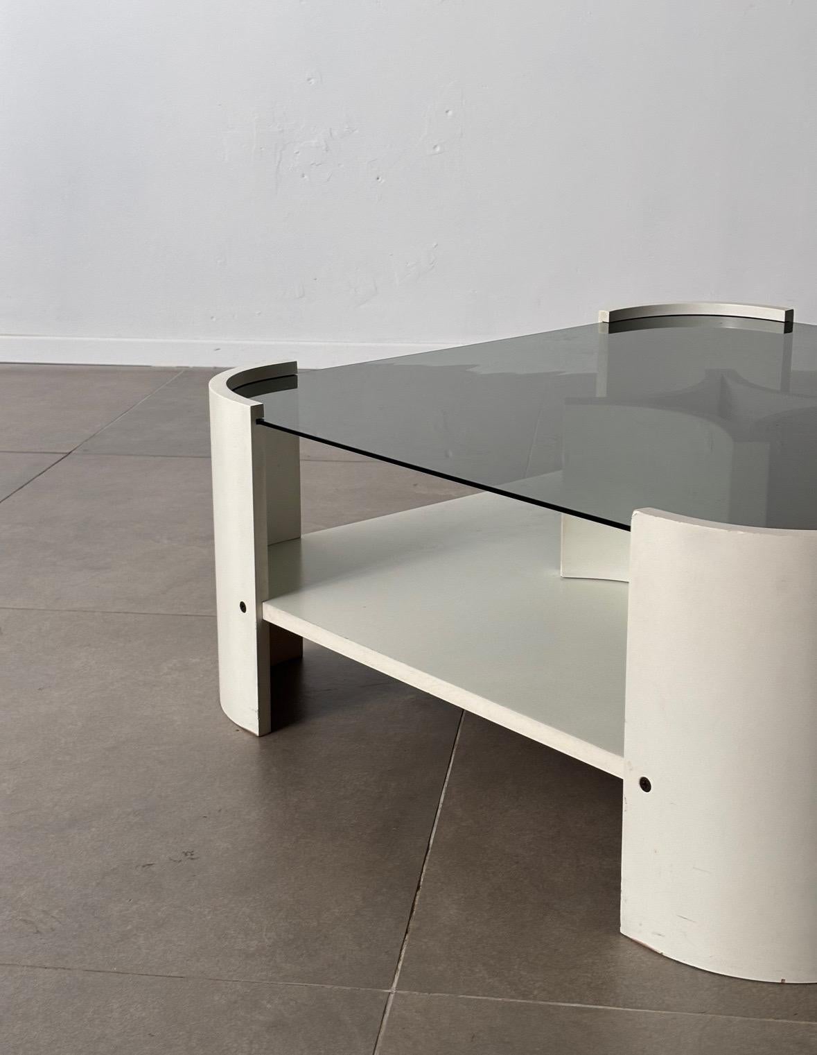 Italienischer Couchtisch aus der Mitte des Jahrhunderts mit lackiertem Holz und Rauchglas, 1970er Jahre Italien im Angebot 4